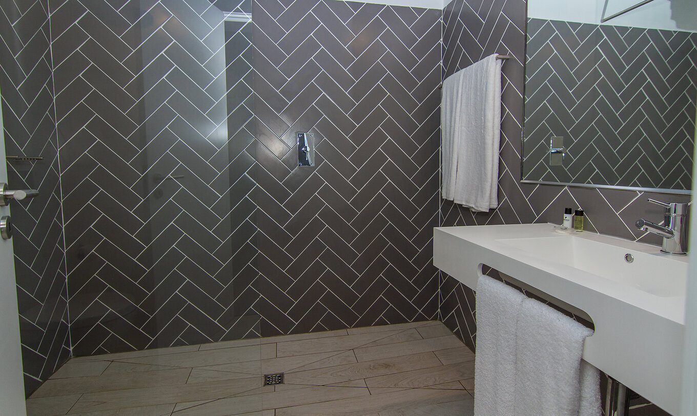 El Studio del Pestana Gramacho Residences tiene un baño con ducha a ras de suelo, lavamanos, espejo y toallas