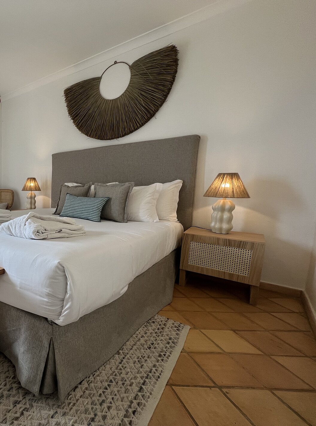 El Apartamento T2 Premium del Pestana Palm Gardens tiene una cama con dos batas, almohadas y una ventana con terraza