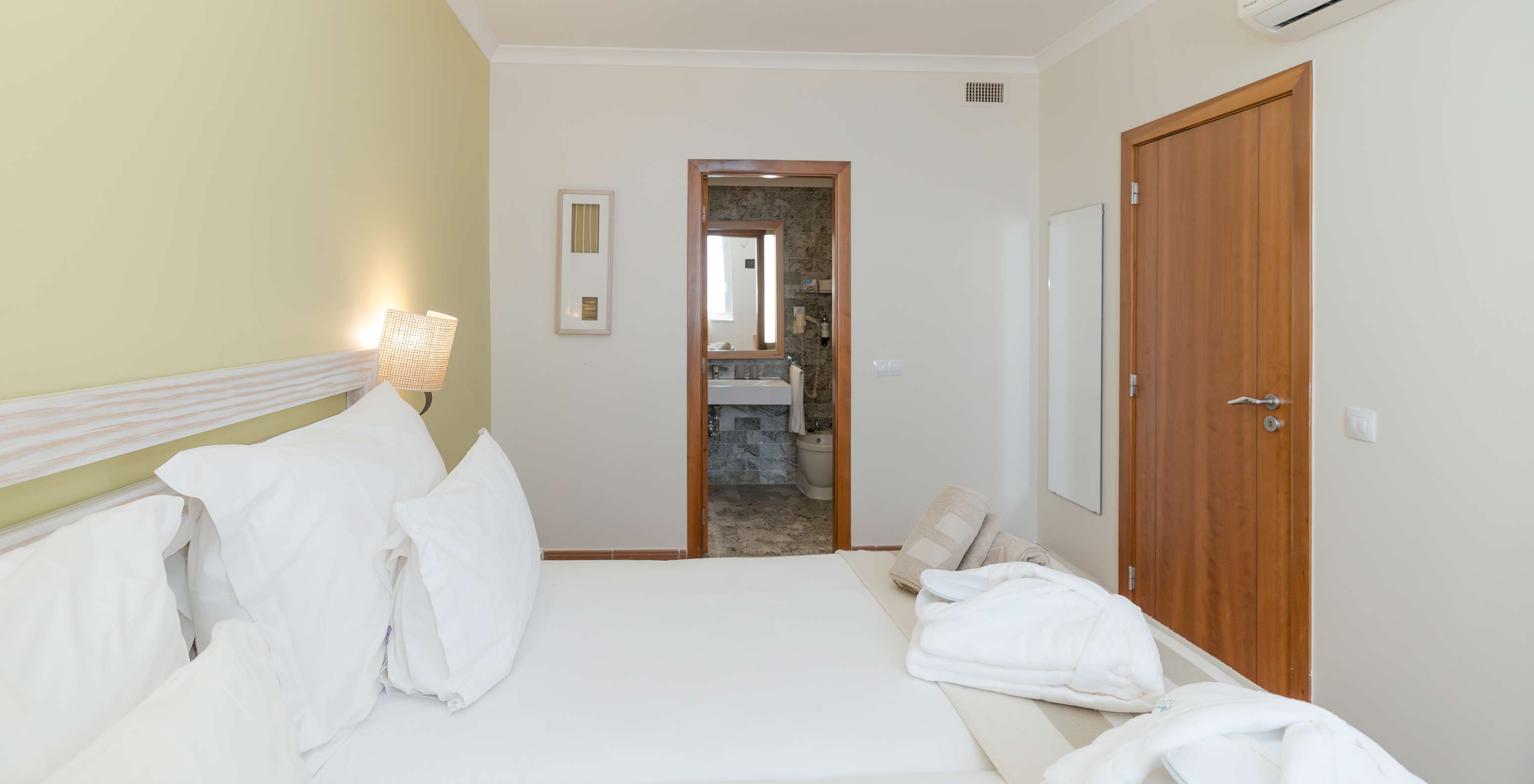 La Suite Vista Mar del Pestana Viking tiene dos camas con mesa de noche y baño