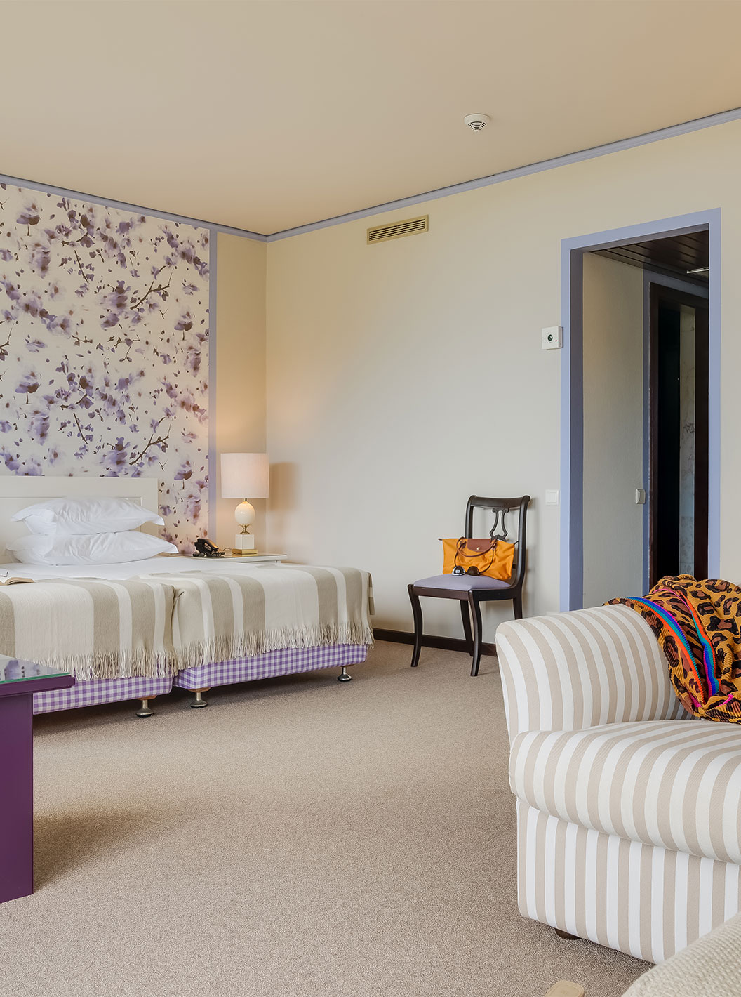 La Junior Suite Vista Jardín del Pestana Bahia Praia tiene un amplio espacio con dos camas individuales y un sofá