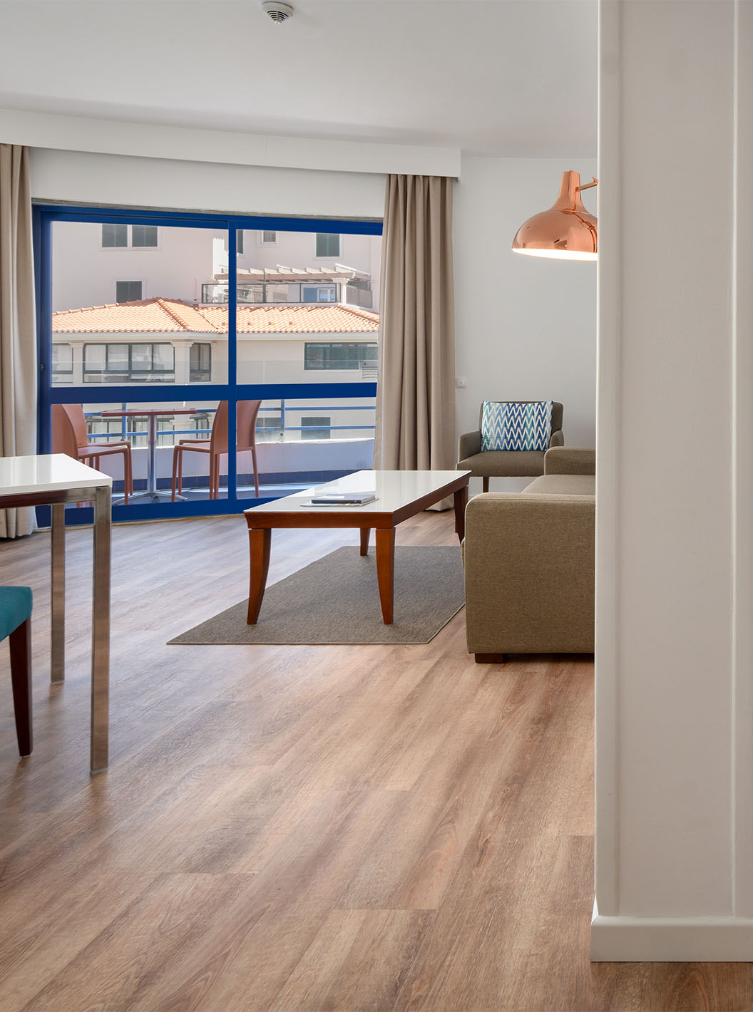 La Suite Deluxe Vista Mar del Pestana Cascais cuenta con sala de estar, sofá, mesa de centro y balcón