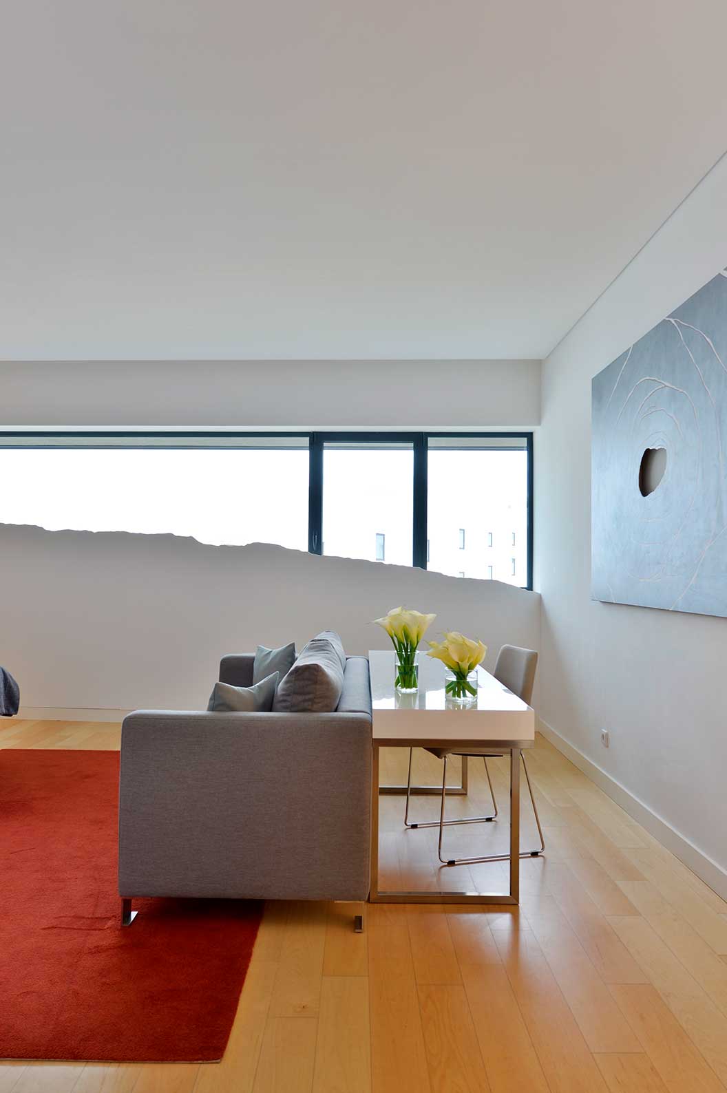 La Habitación Doble Superior del Pestana Cidadela Cascais tiene un sofá, un escritorio con silla y una ventana con arte