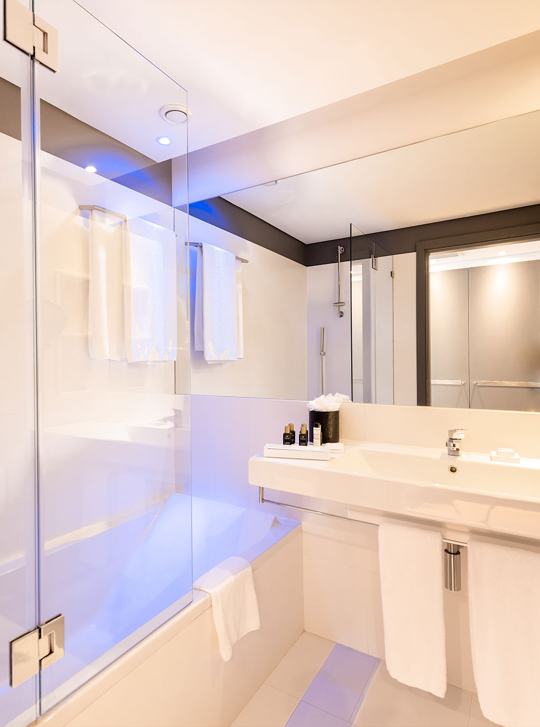 La Habitación Clásico del Pestana Cidadela Cascais tiene un baño con lavabo con espejo y bañera con ducha