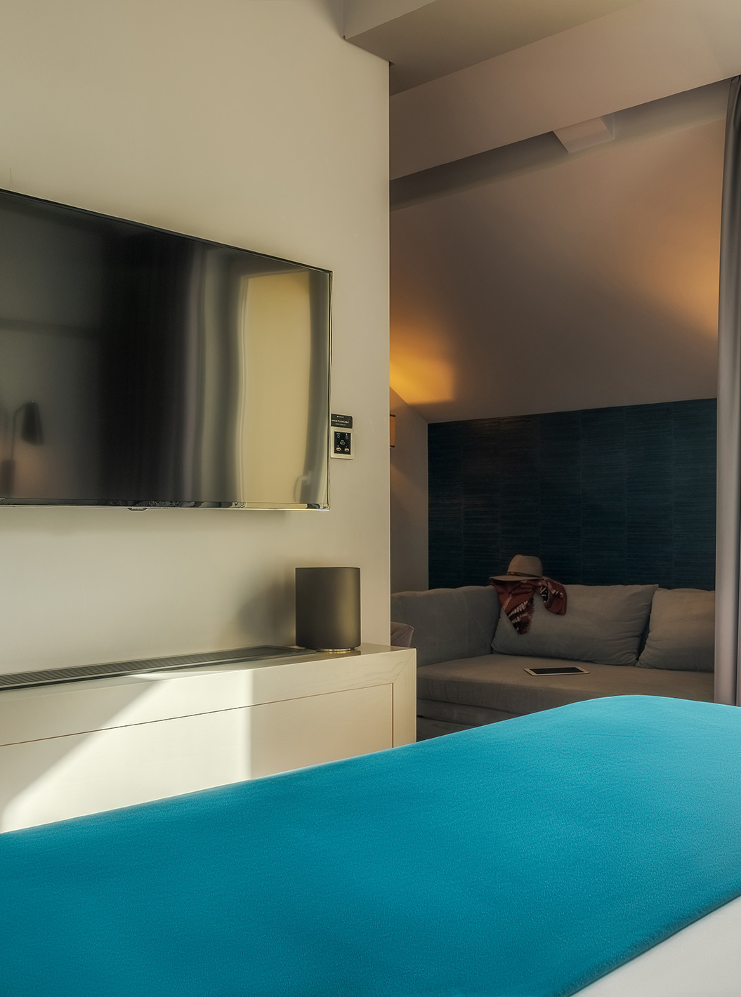 El CR7 Superior Rooftop tiene una cama doble un sofá y un balcón en el Pestana CR7 Lisboa