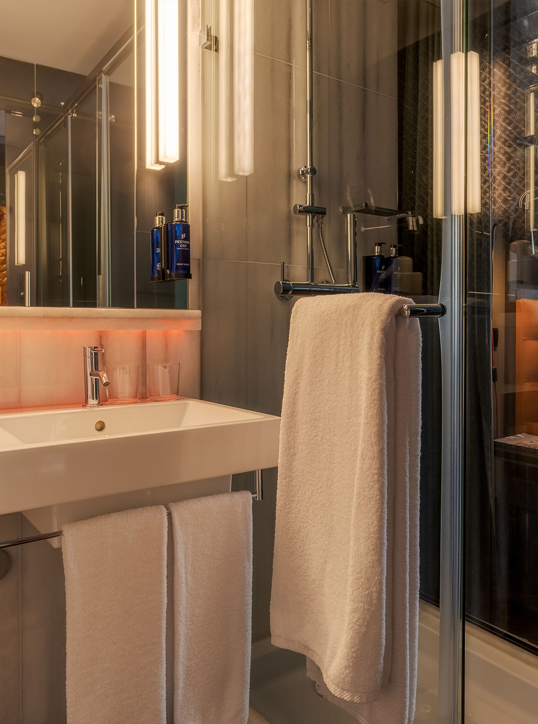 El CR7 Superior del Pestana CR7 Lisboa tiene un baño con espejo, lavabo y ducha
