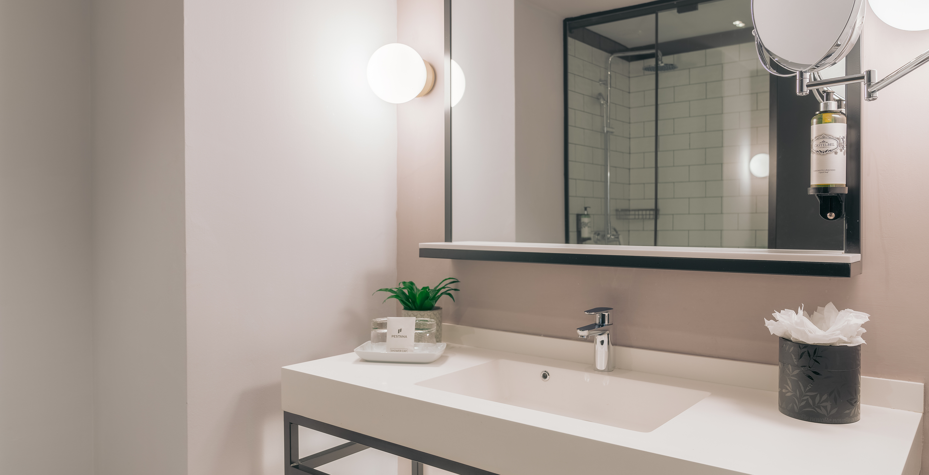 El Double Classic del Pestana Lisboa Vintage tiene un baño con lavabo con dos espejos y dos luces laterales