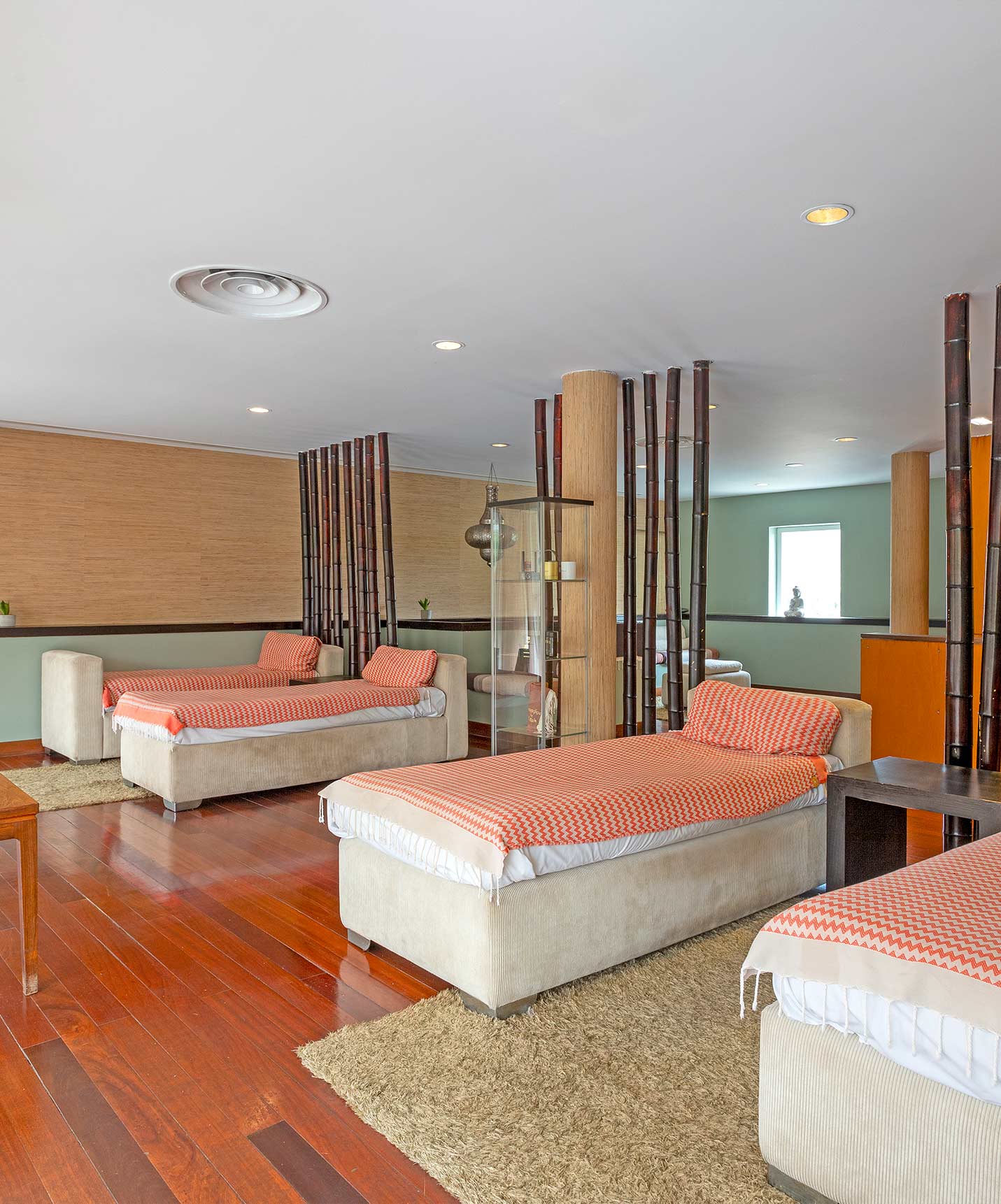 El Pestana Palace Lisboa tiene un spa con un espacio luminoso con varias camas de masaje y relajación