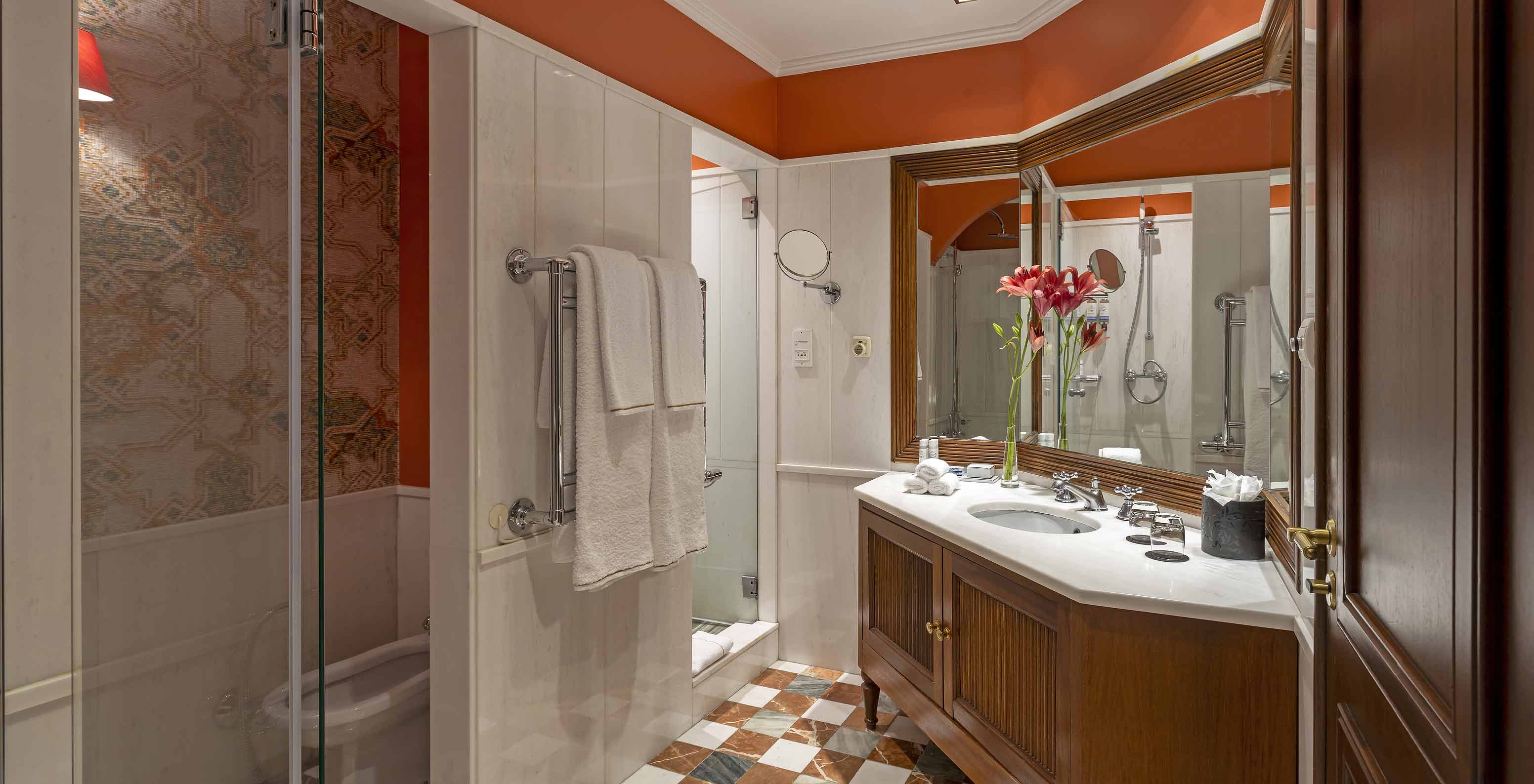 La Suite del Pestana Palace Lisboa tiene un baño con ducha, bañera, inodoro, bidé y un lavabo grande con espejo