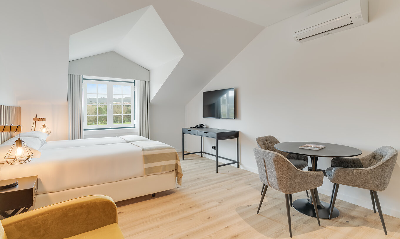 El Familiar - Clubhouse del Pestana Sintra Golf tiene dos camas, mesa con sillas, televisión, aire acondicionado y ventana