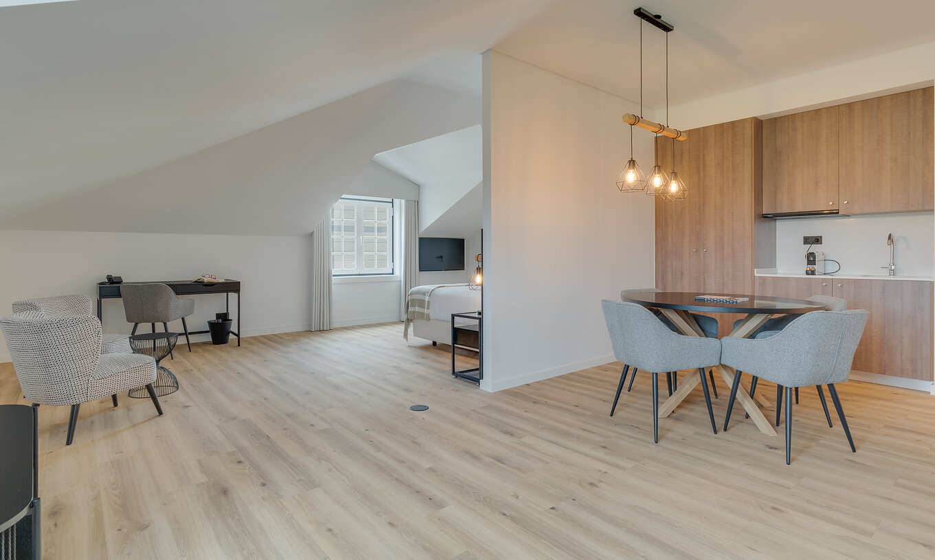 La Suite - Clubhouse del Pestana Sintra Golf tiene una kitchenette, mesa para comidas, dos sillones y un escritorio