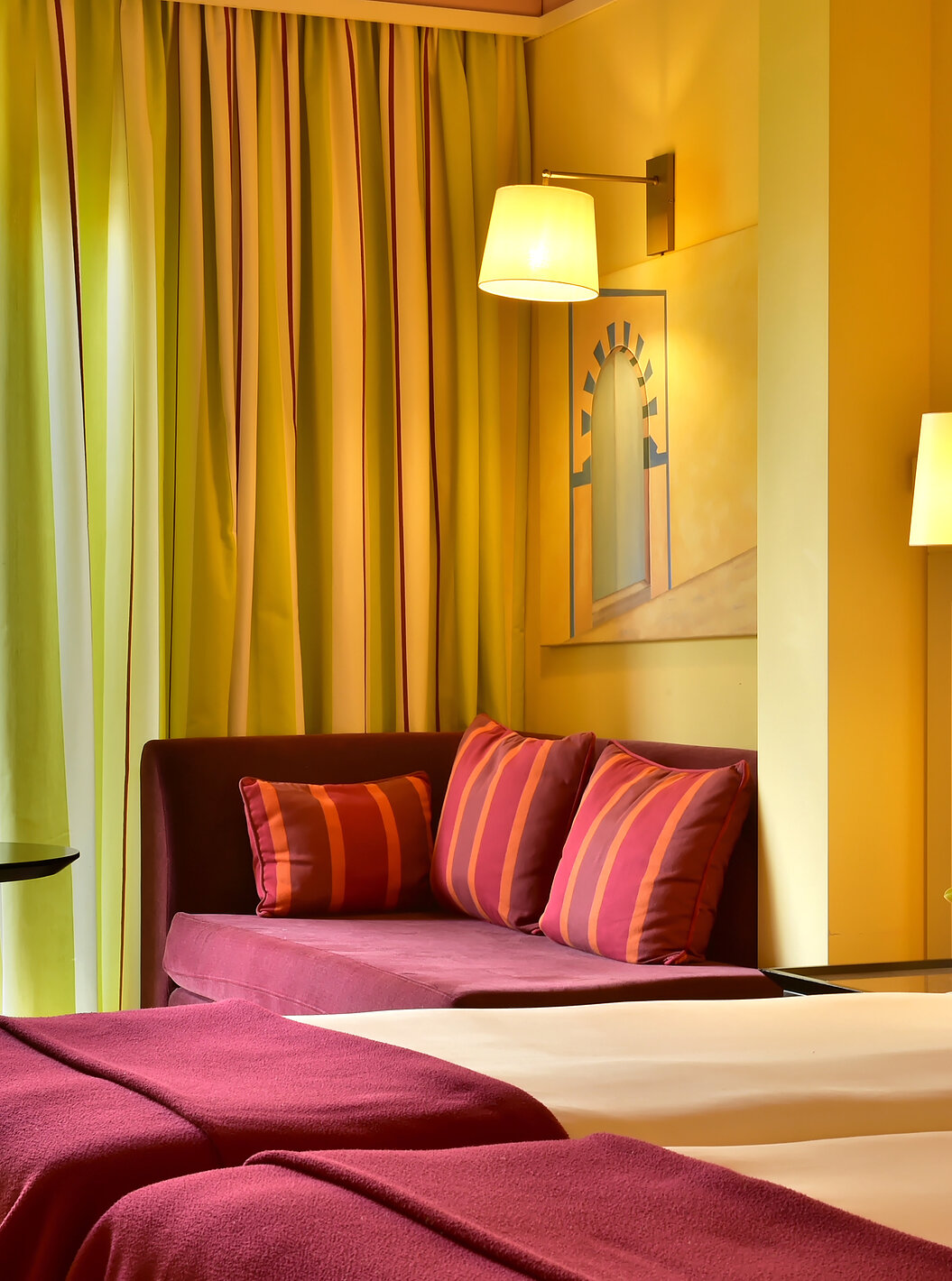 El Duplo Superior - Vista Piscina del Pestana Sintra Golf tiene dos camas, un sofá con mesa de apoyo y ventana con cortinas