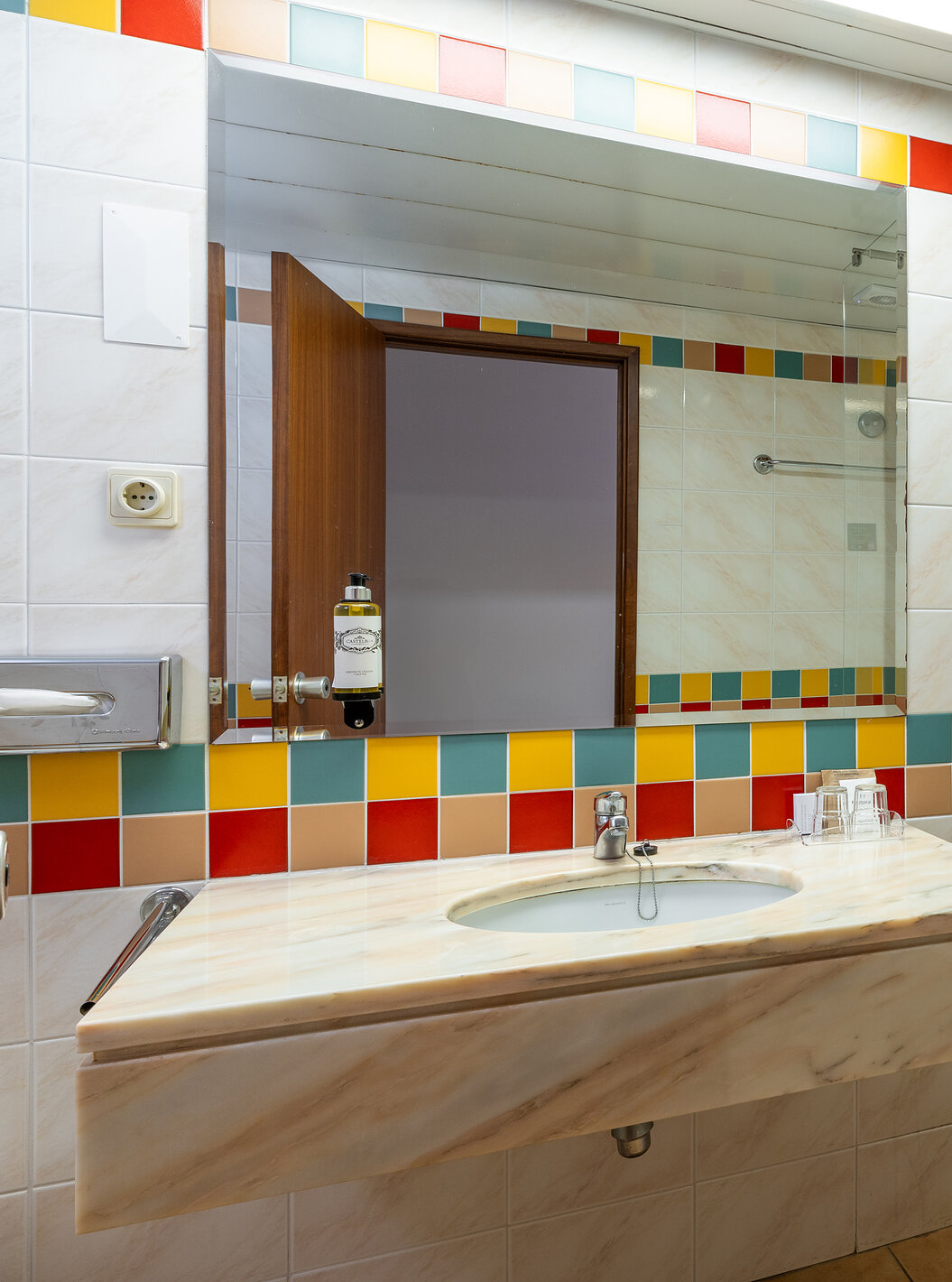 El Classic Sea View del Pestana Ocean Bay All Inclusive tiene un baño con bañera y lavabo con espejo