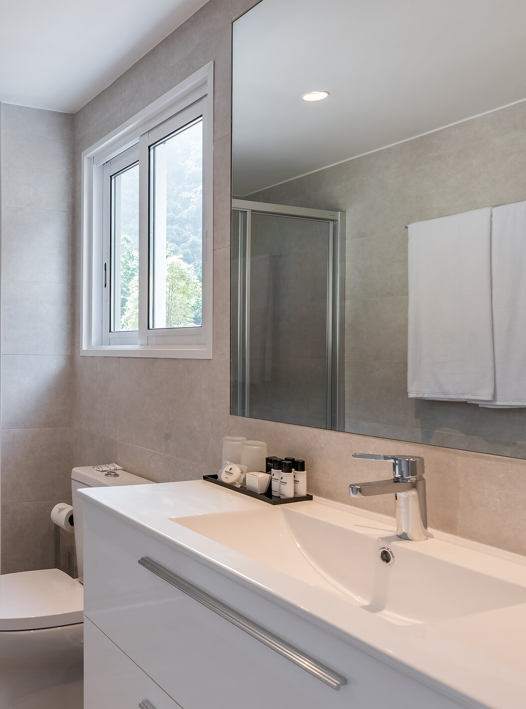 El Estudio - Vista mar del Pestana Quinta do Arco tiene baño con ducha, inodoro, lavabo con espejo grande y ventana