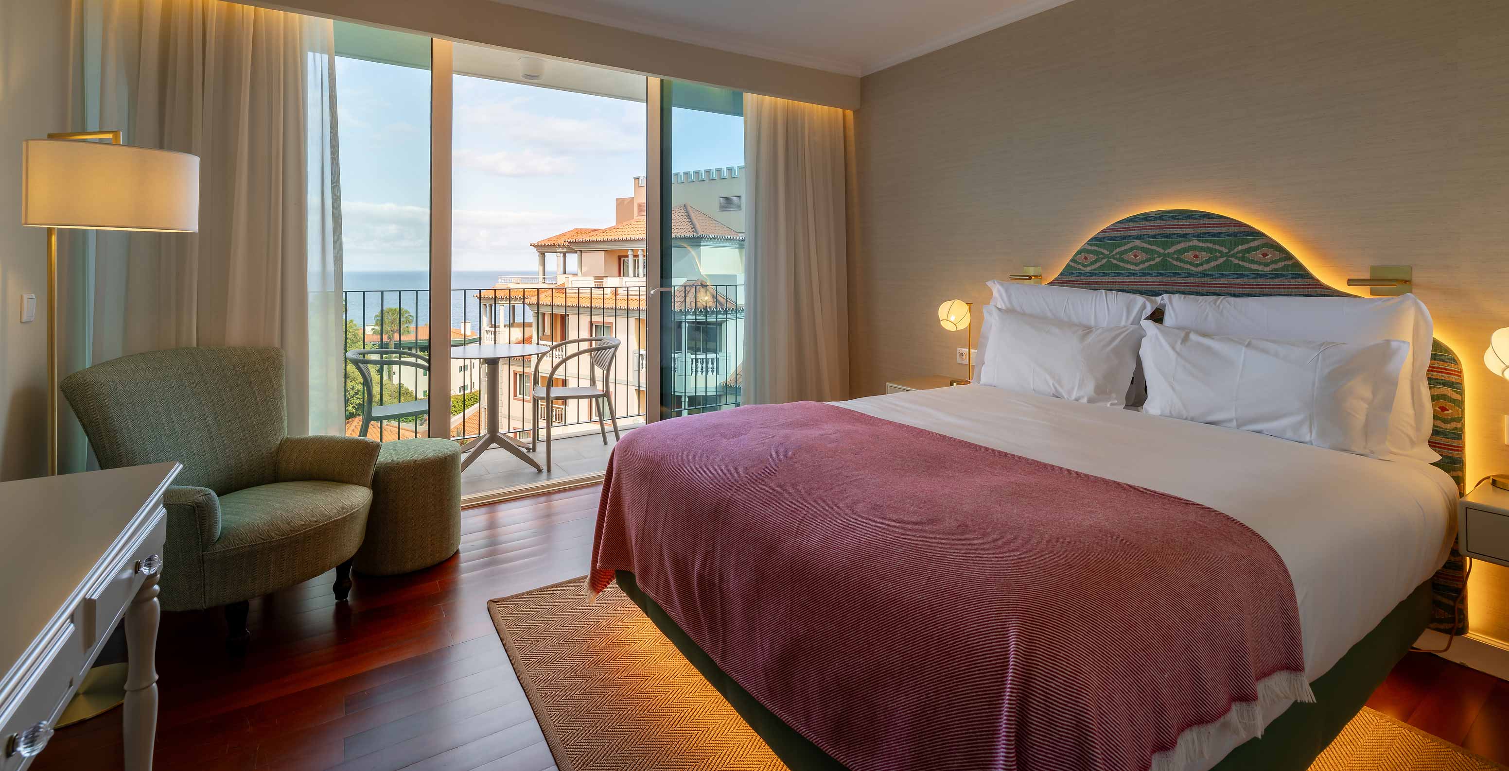 La Habitación Vista Mar Parcial con Balcón del Pestana Quinta Perestrello tiene una cama doble con balcón y vistas al mar.