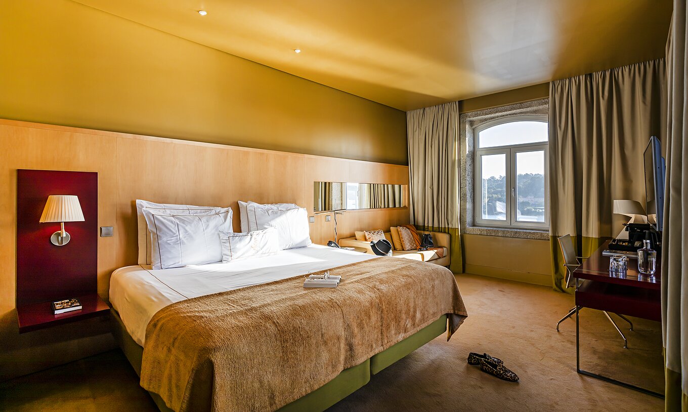 El Deluxe Grand View tiene una cama doble y una ventana de piedra con vista al río Duero