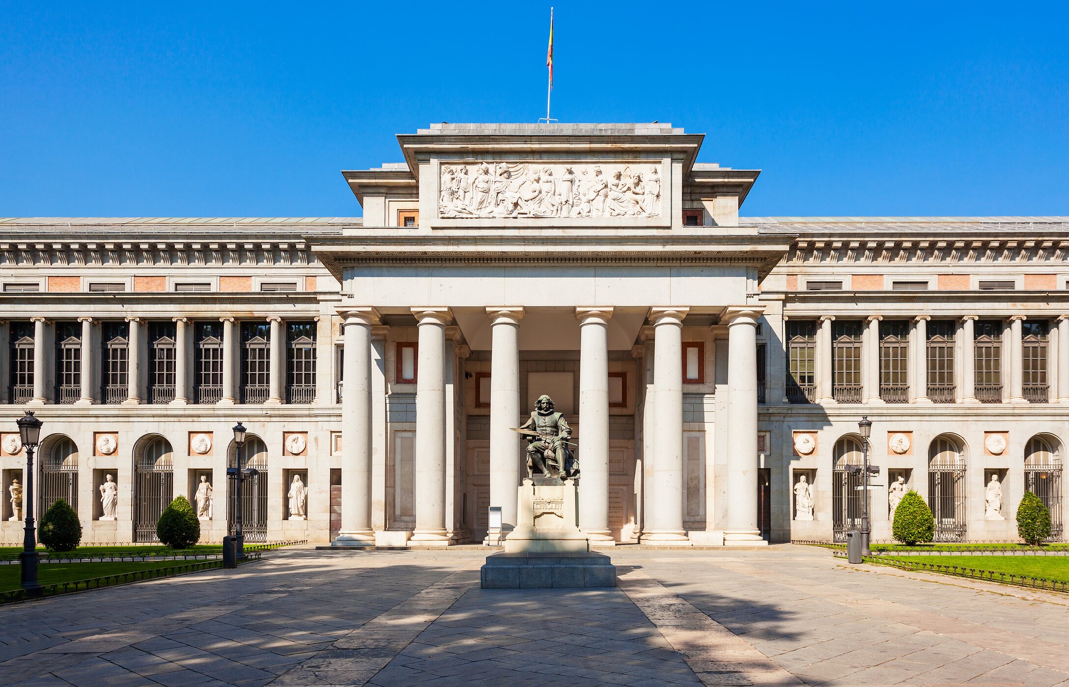 Entrada al Museo del Prado, con una estatua y columnas acompañando las escaleras del museo