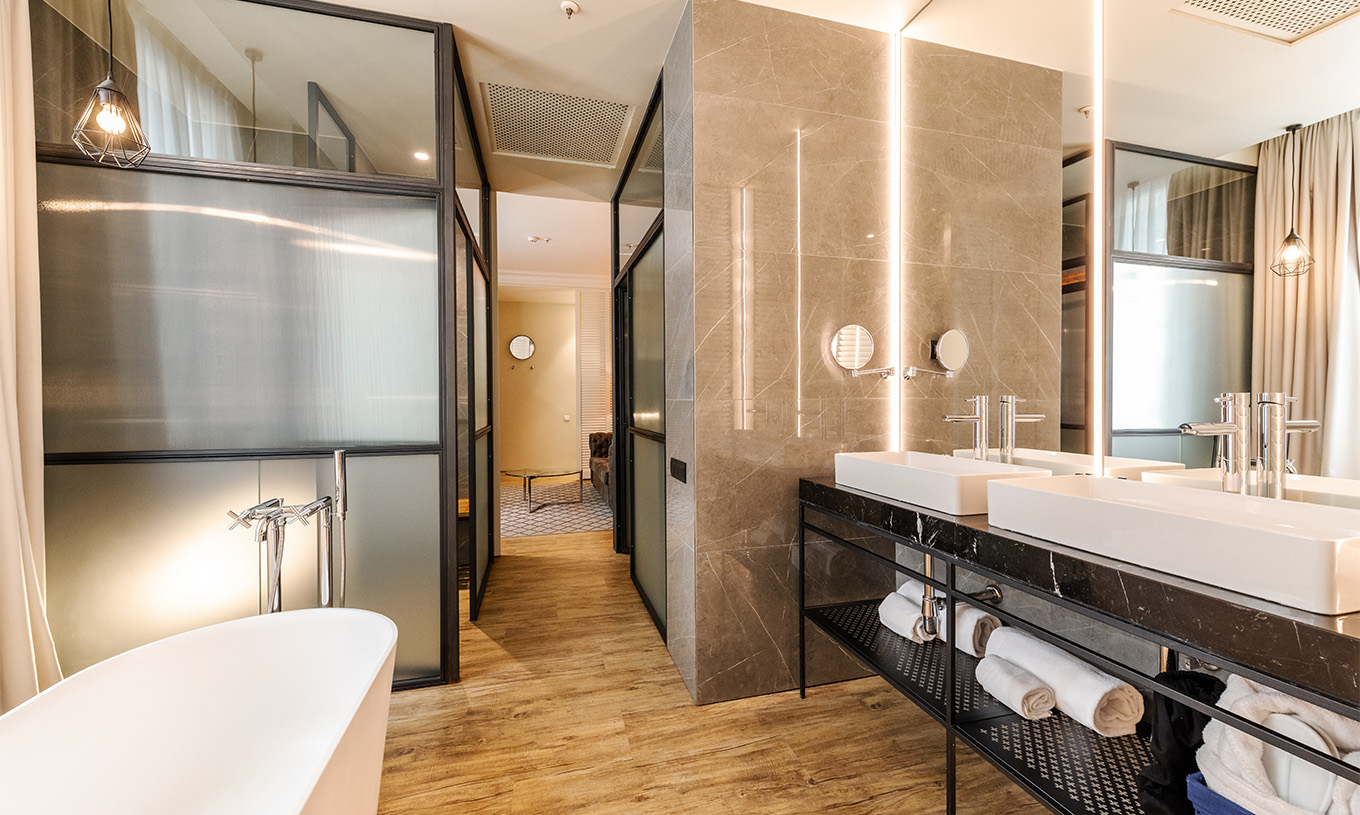 La Suite del Pestana Plaza Mayor Madrid tiene un baño grande con dos lavabos, espejo y bañera