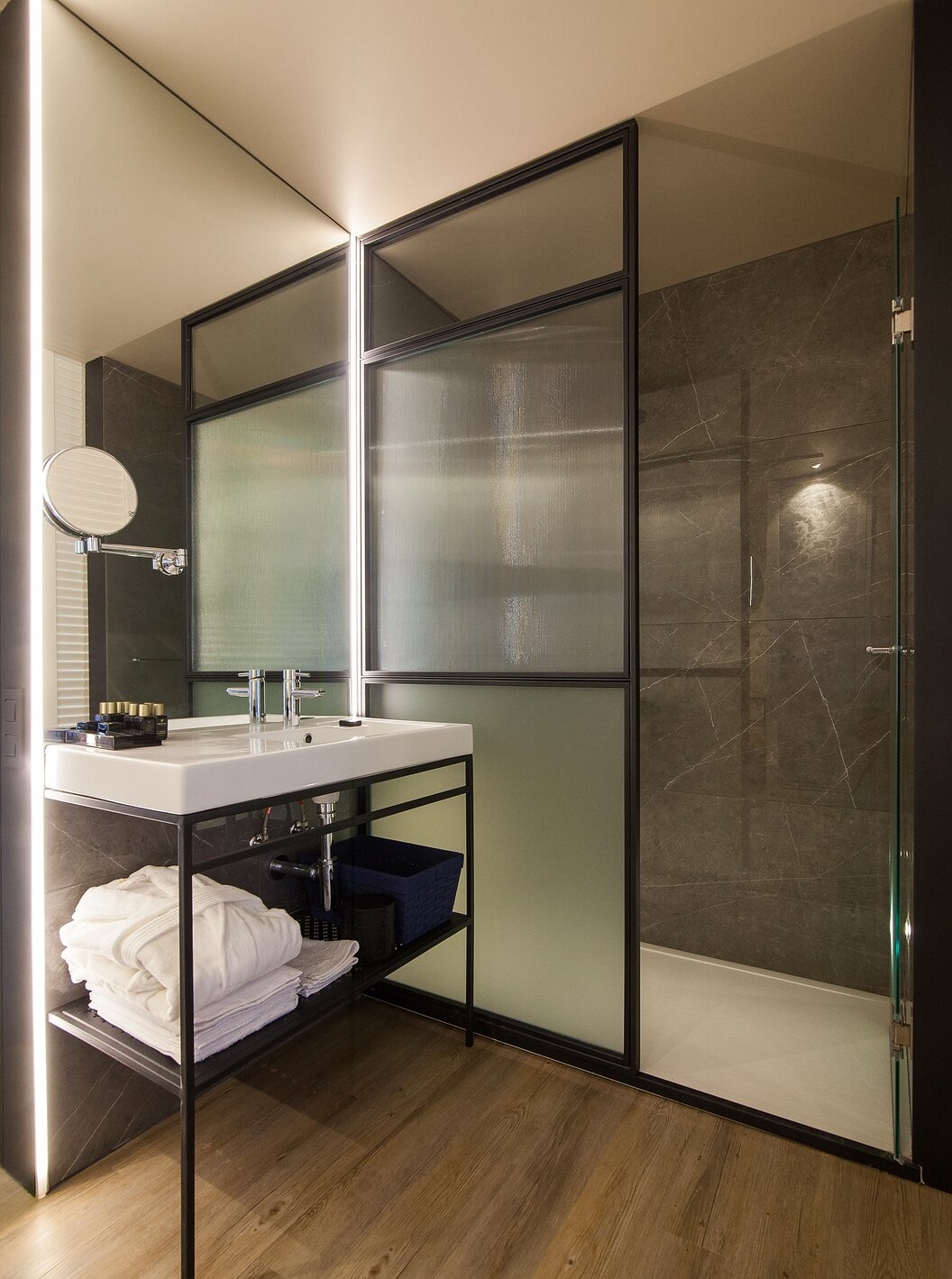 La habitación Superior del Pestana Plaza Mayor Madrid tiene un baño con ducha walk-in, un espejo de aumento y amenities