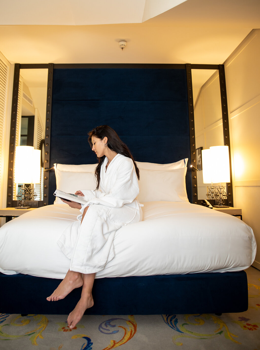 Habitación Superior del Pestana Plaza Mayor Madrid con cama dos mesillas de noche y dos espejos