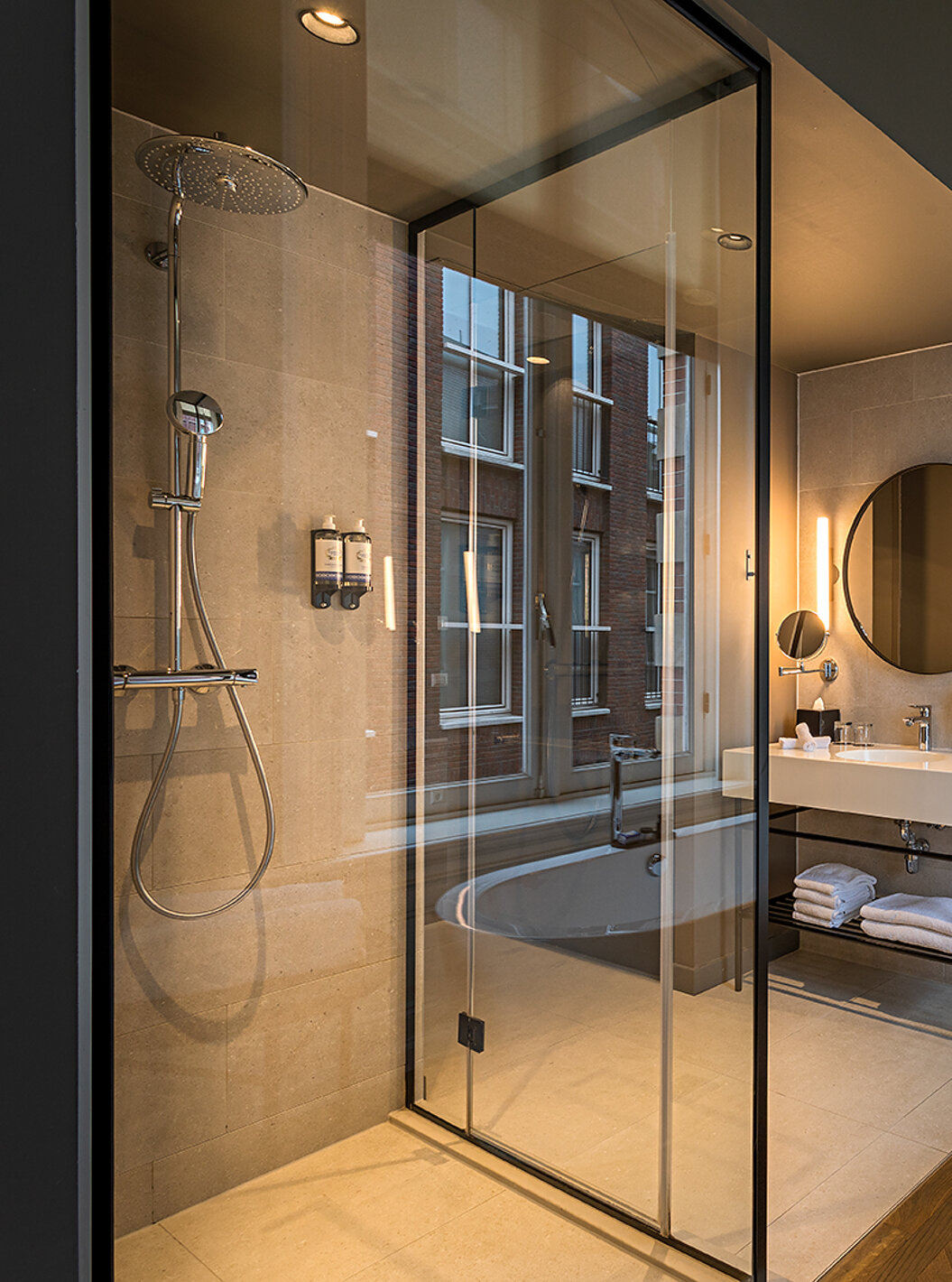 La Junior Suite - River View del Pestana Amsterdam Riverside tiene un baño con espejo, lavabo y ducha