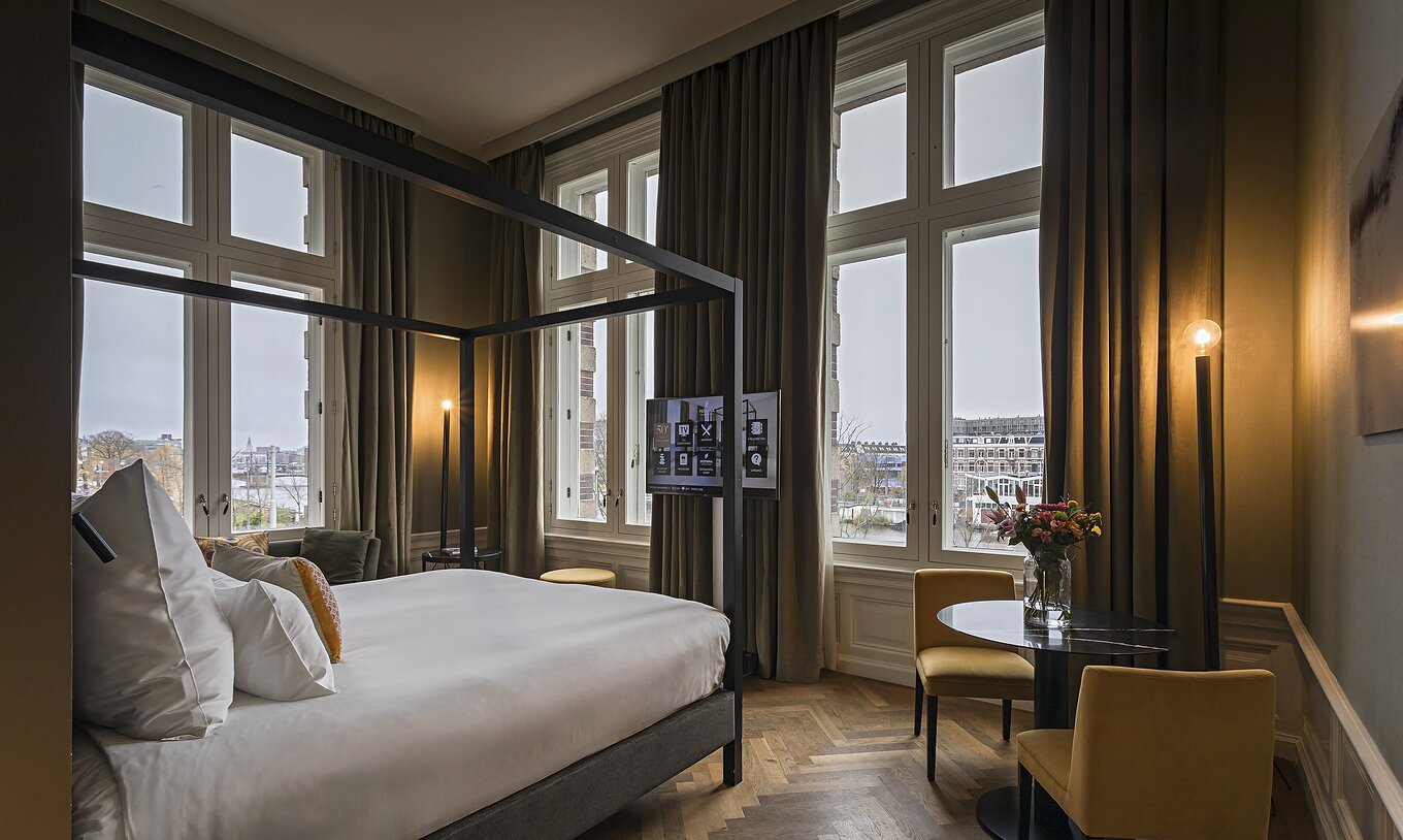 La Presidencial Suite - River View del Pestana Amsterdam Riverside tiene una cama con dosel y televisión