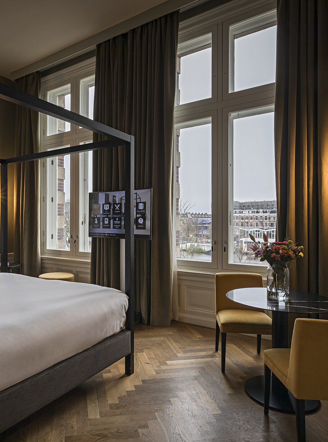 La Presidencial Suite - River View del Pestana Amsterdam Riverside tiene una cama con dosel y televisión