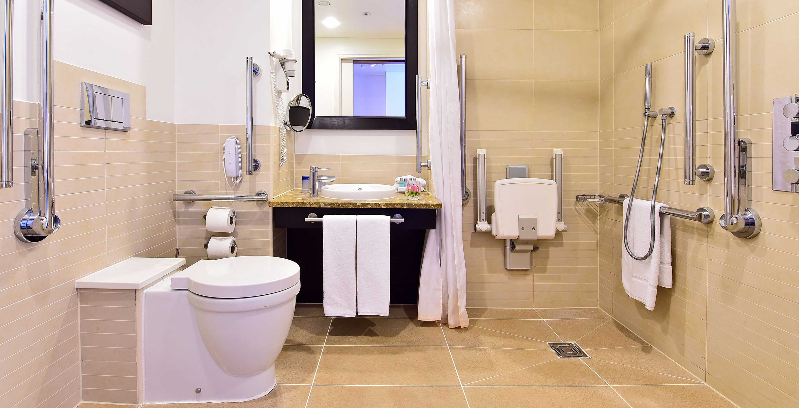 El Standard Disability del Pestana Chelsea Bridge tiene baño accesible con ducha, lavabo, espejo e inodoro