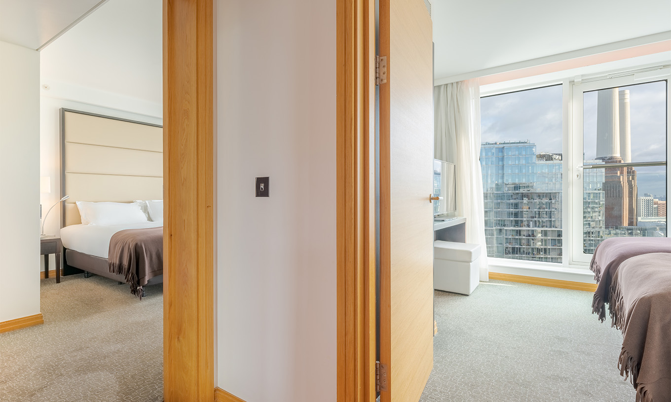 La Suite Signature con 2 habitaciones del Pestana Chelsea Bridge tiene dos habitaciones, con cama doble y dos camas