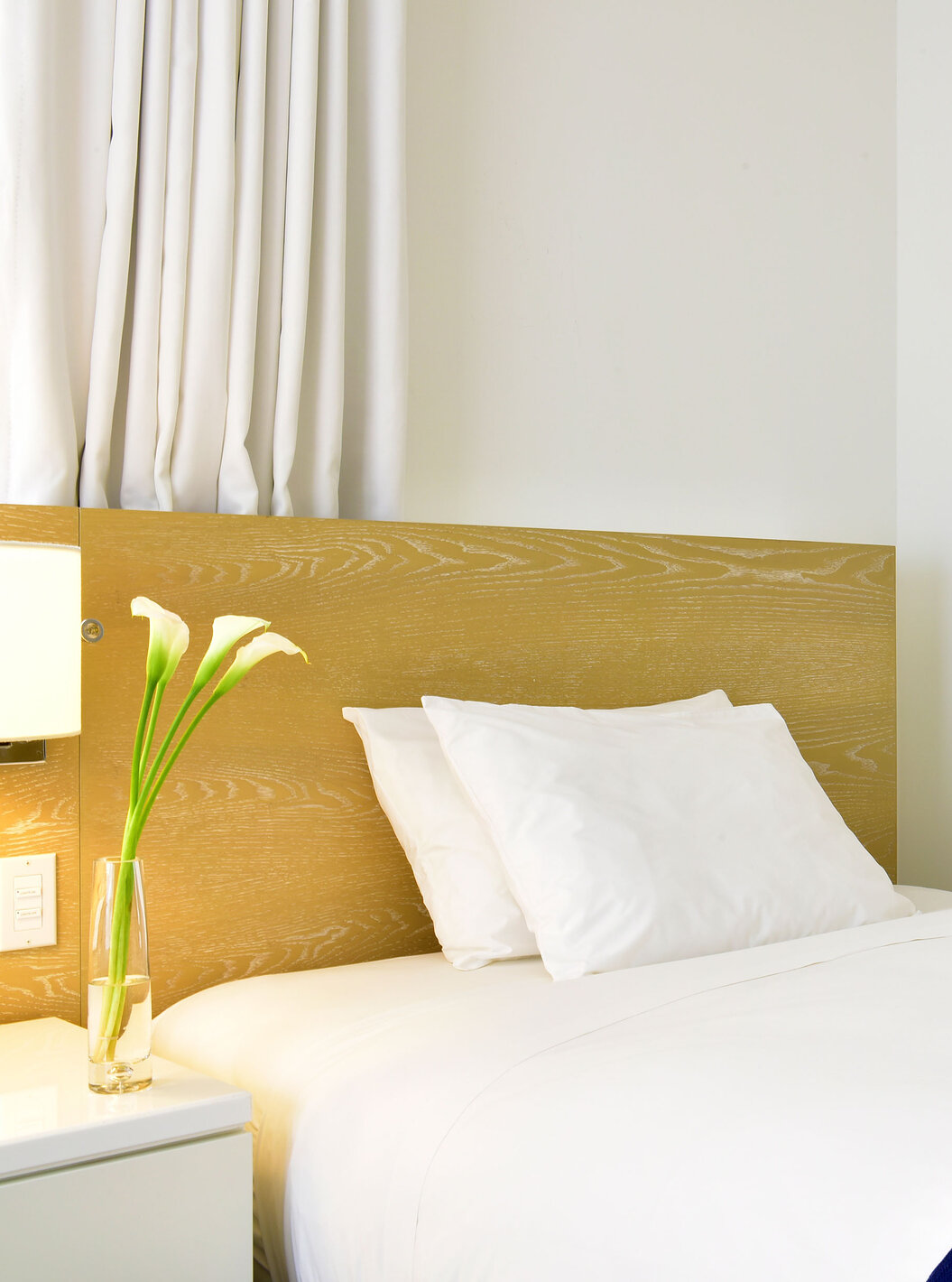 El Superior Doble con Camas Queen del Pestana Miami es moderno, con cama blanca y decoración minimalista