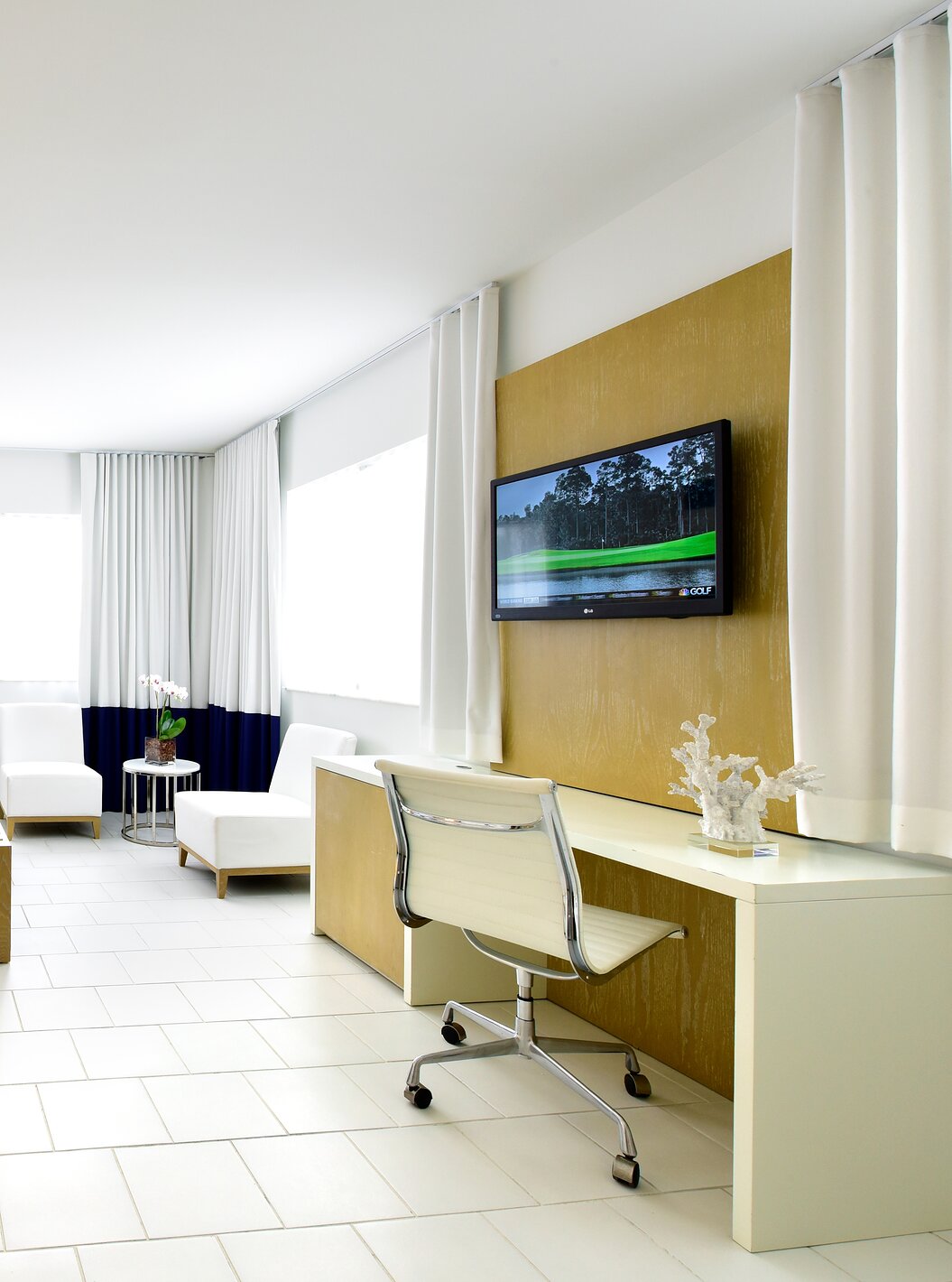 El Superior King del Pestana Miami South Beach cuenta con una cama, mesa de noche, televisor y escritorio