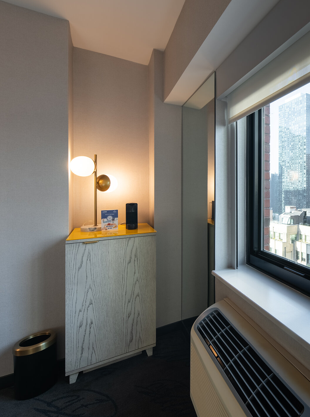 El Deluxe King Room ADA del Pestana CR7 Times Square tiene una ventana con vista a la ciudad y aire acondicionado