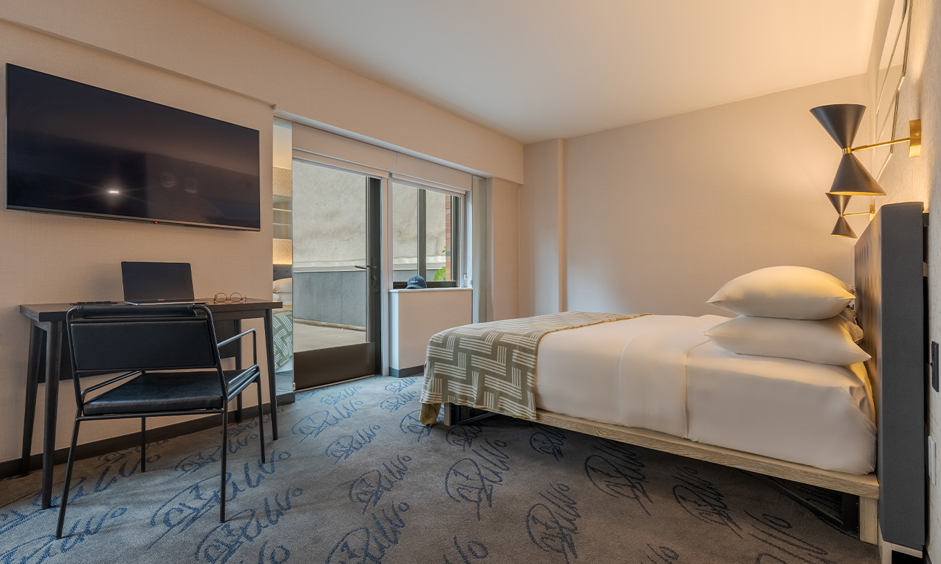 La Suite Junior ADA con Balcón y Vista del Pestana CR7 Times Square tiene una cama doble, tele y balcón