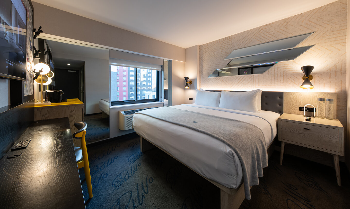 El Superior King High Floor ADA del Pestana CR7 Times Square tiene una cama doble, un escritorio y una televisión