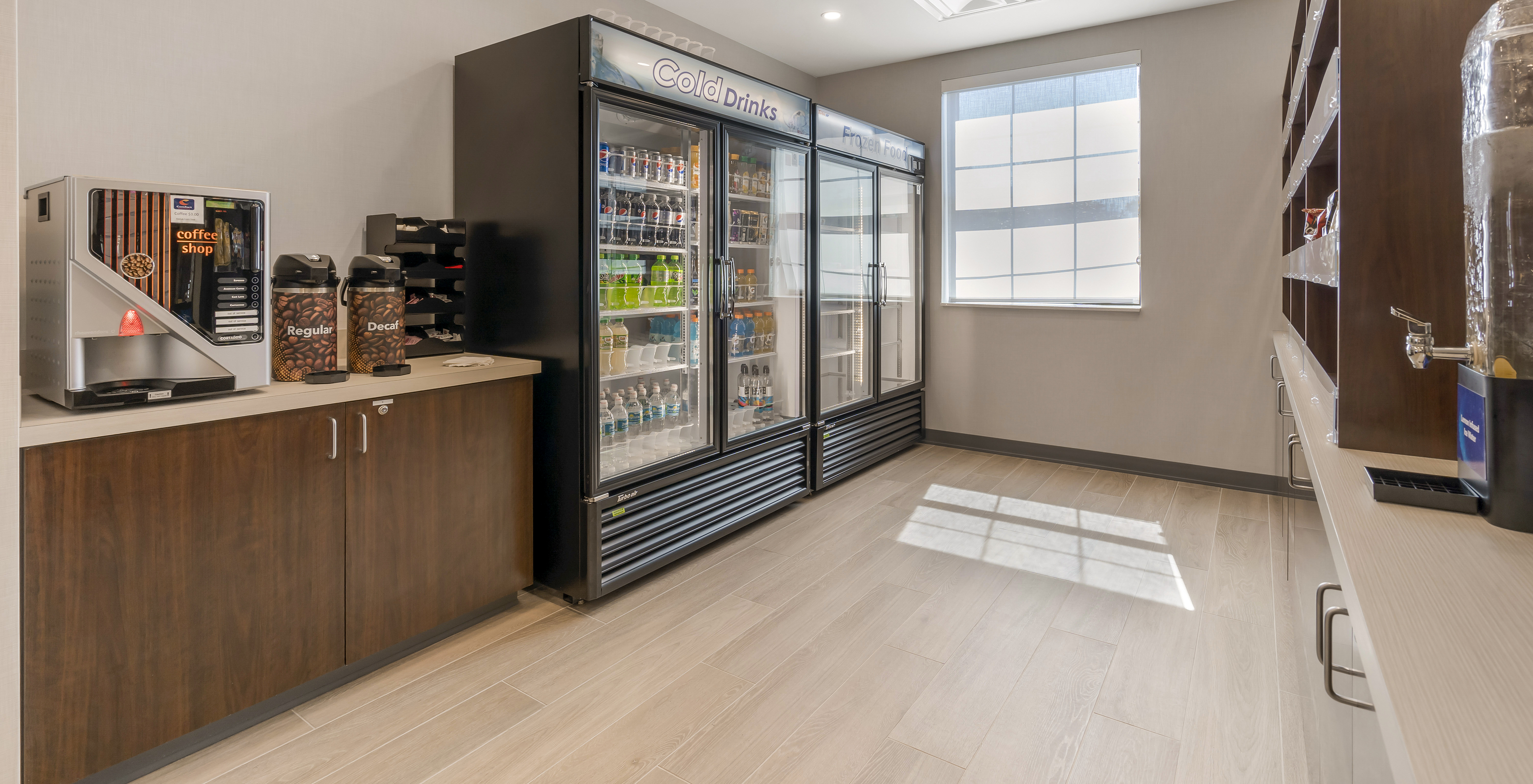 El Pestana Orlando, hotel cerca de Disney, cuenta con un área con máquina de bebidas self-service con refrescos y café