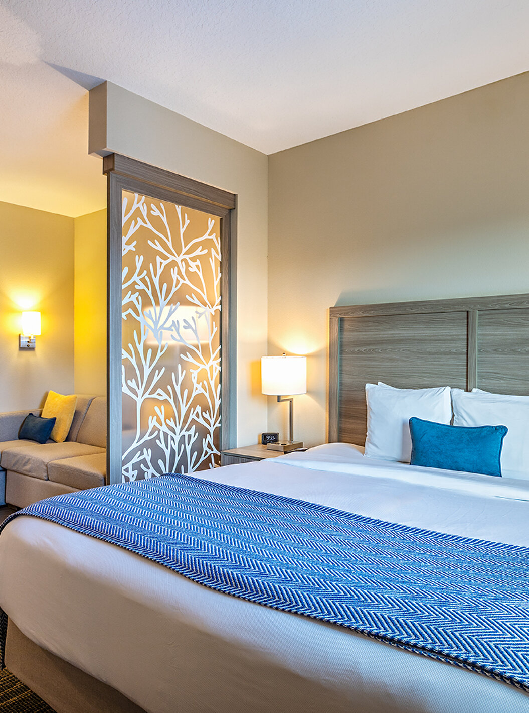 Comunicantes Suite King y Suite Doble Queen Superior en Pestana Orlando Suites Lake Buena Vista con cama amplia y sala