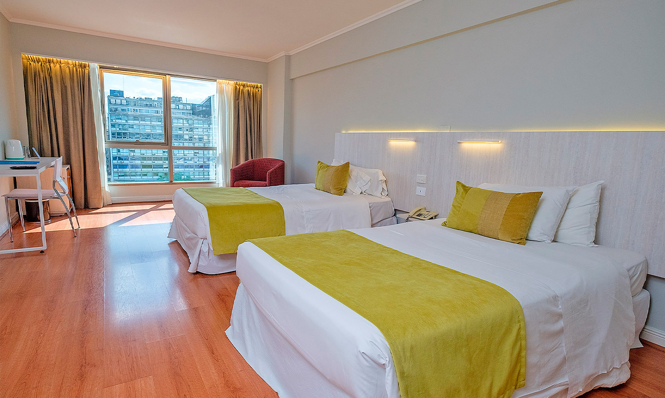 La habitación Twin Executive del Pestana Buenos Aires cuenta con dos camas individuales, mesita y silla