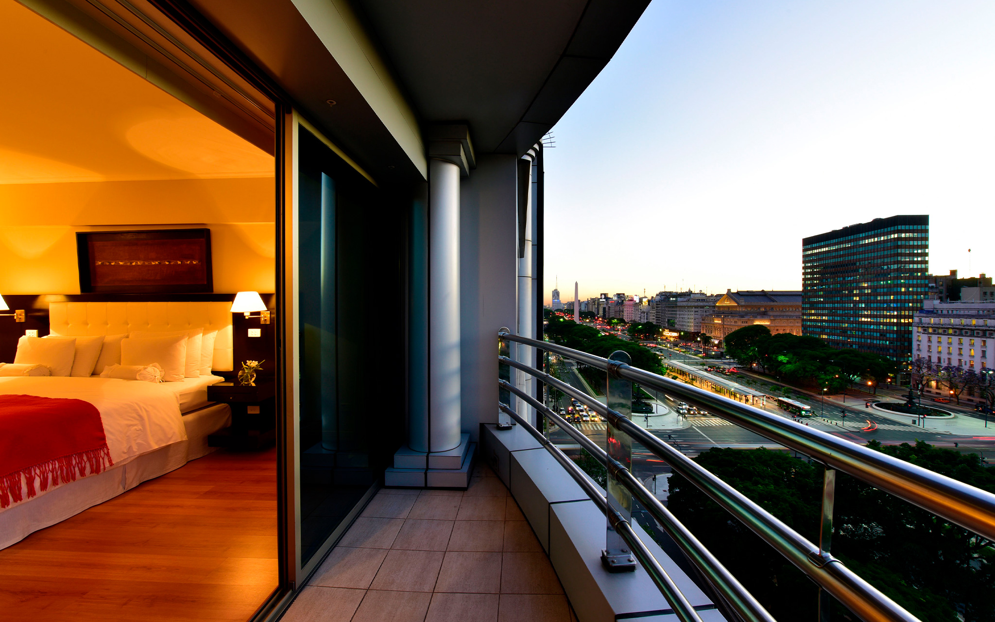 Vista panorámica desde la terraza de una habitación de Pestana Buenos Aires, con el centro de la ciudad a la derecha