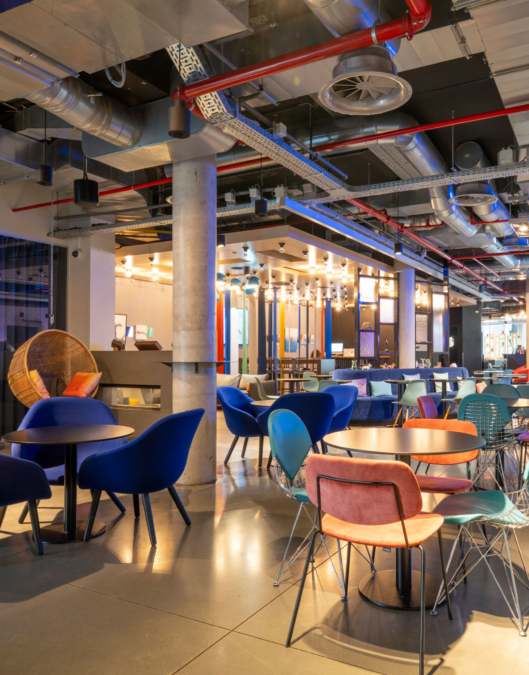 Mesas y sillas del bar y de la entrada del Pestana Brussels Schuman, un hotel en Bruselas, Bélgica