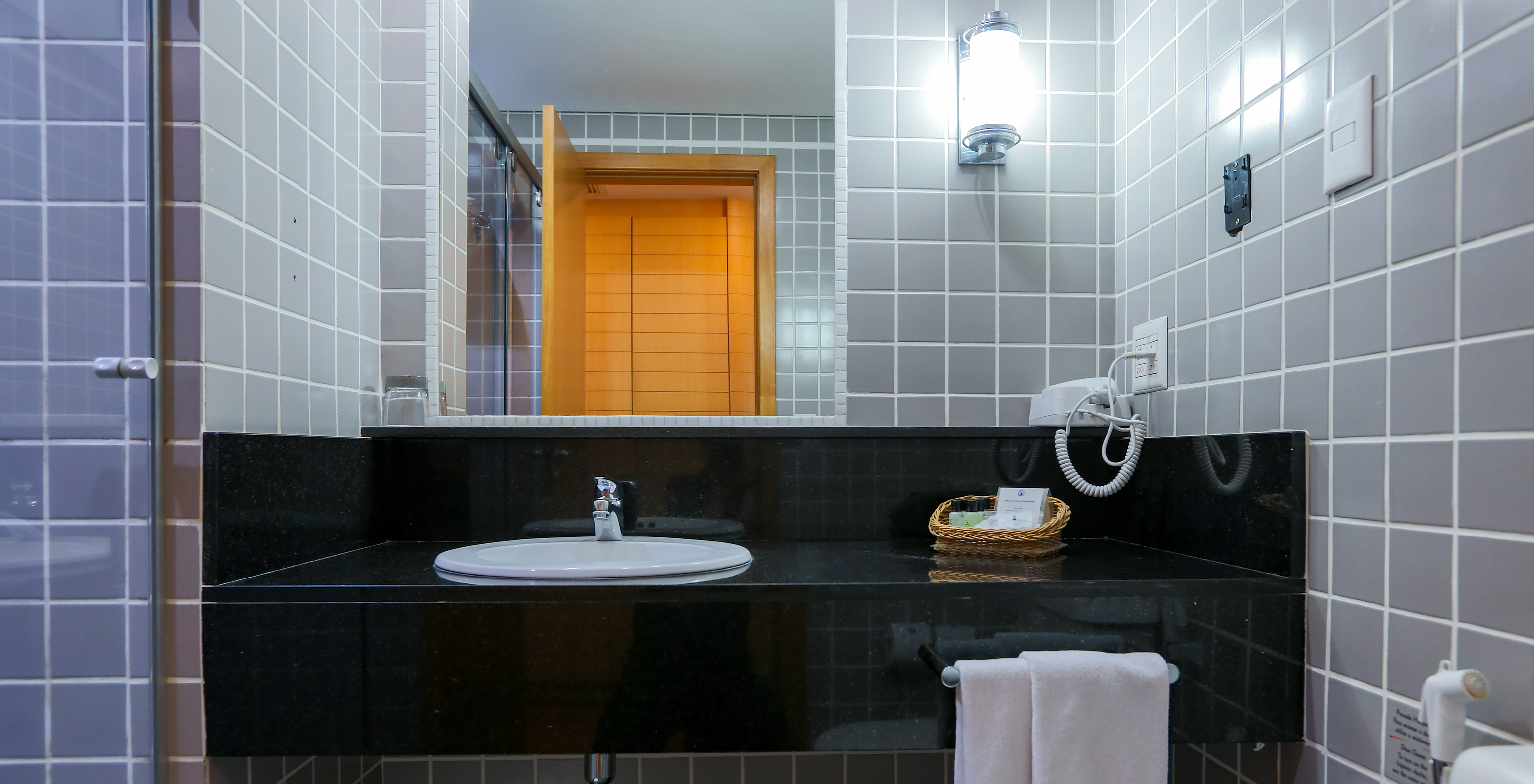 El Twin Luxo Corner del Pestana Curitiba tiene un baño con bañera, lavabo y un inodoro con ducha