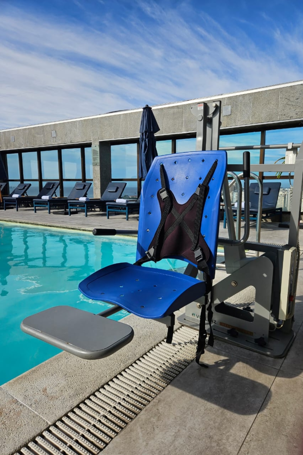Silla elevadora accesible en la piscina de un hotel junto a la playa de Copacabana