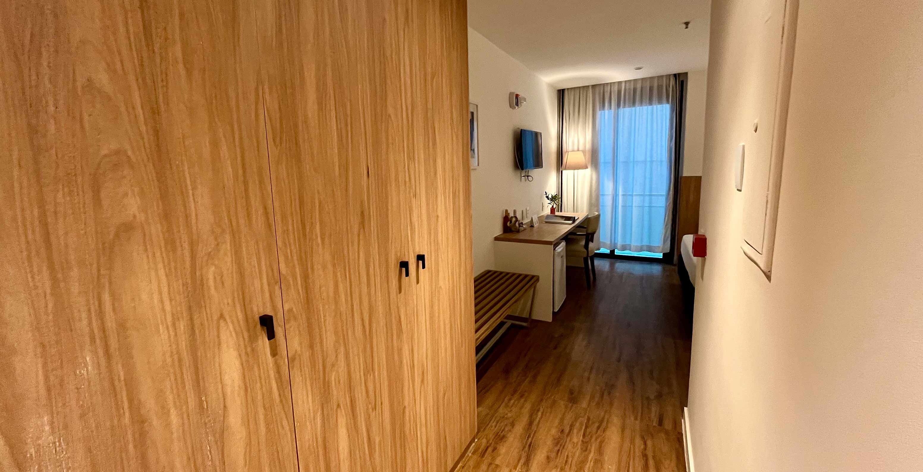 El Cuarto Semi Adaptado del Pestana Rio Atlântica tiene pasillo con armario y escritorio junto a la ventana