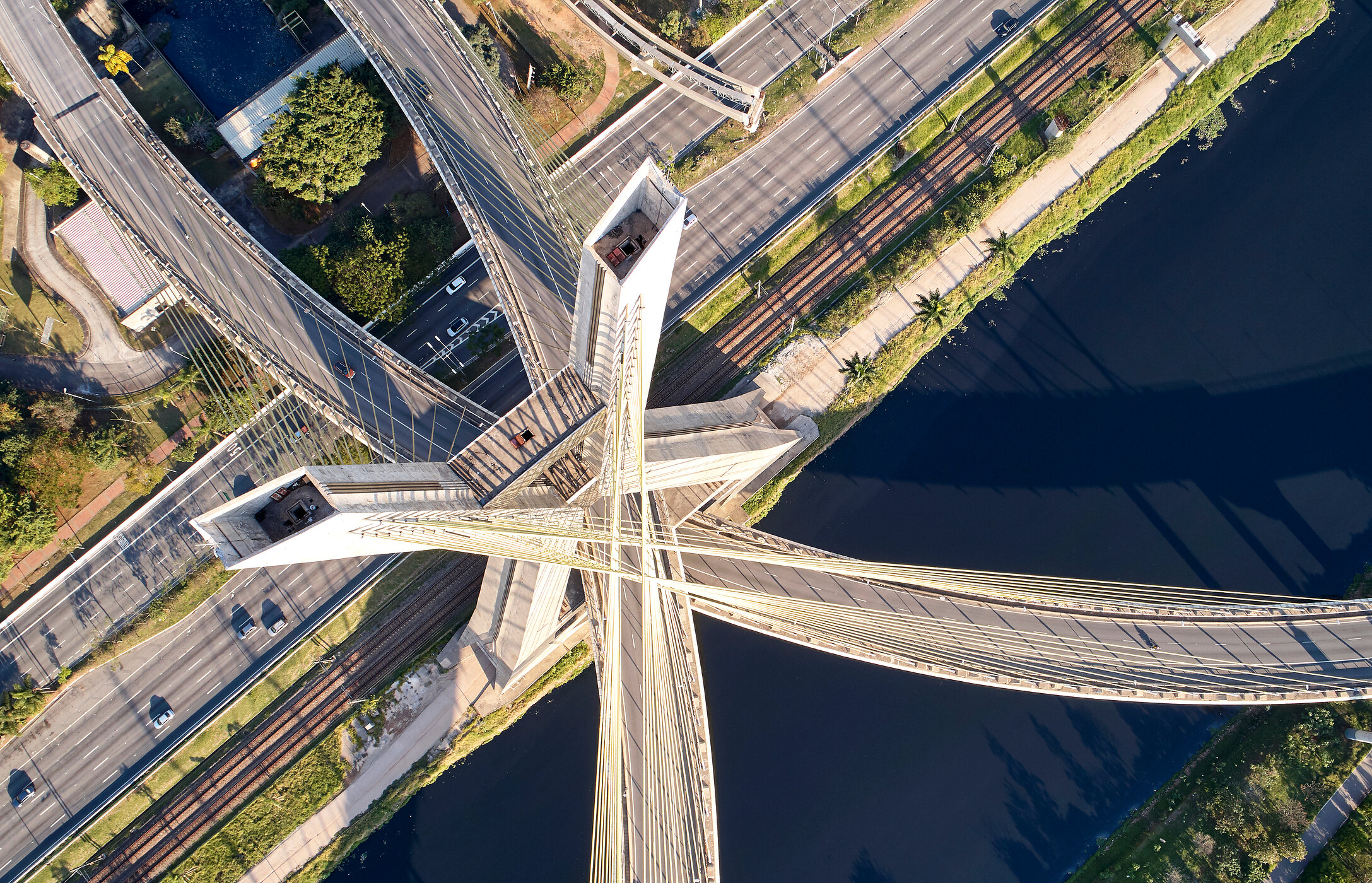 Vista aérea del puente Octavio Frias de Oliveira, diseñado por el arquitecto que le dio su nombre al puente.