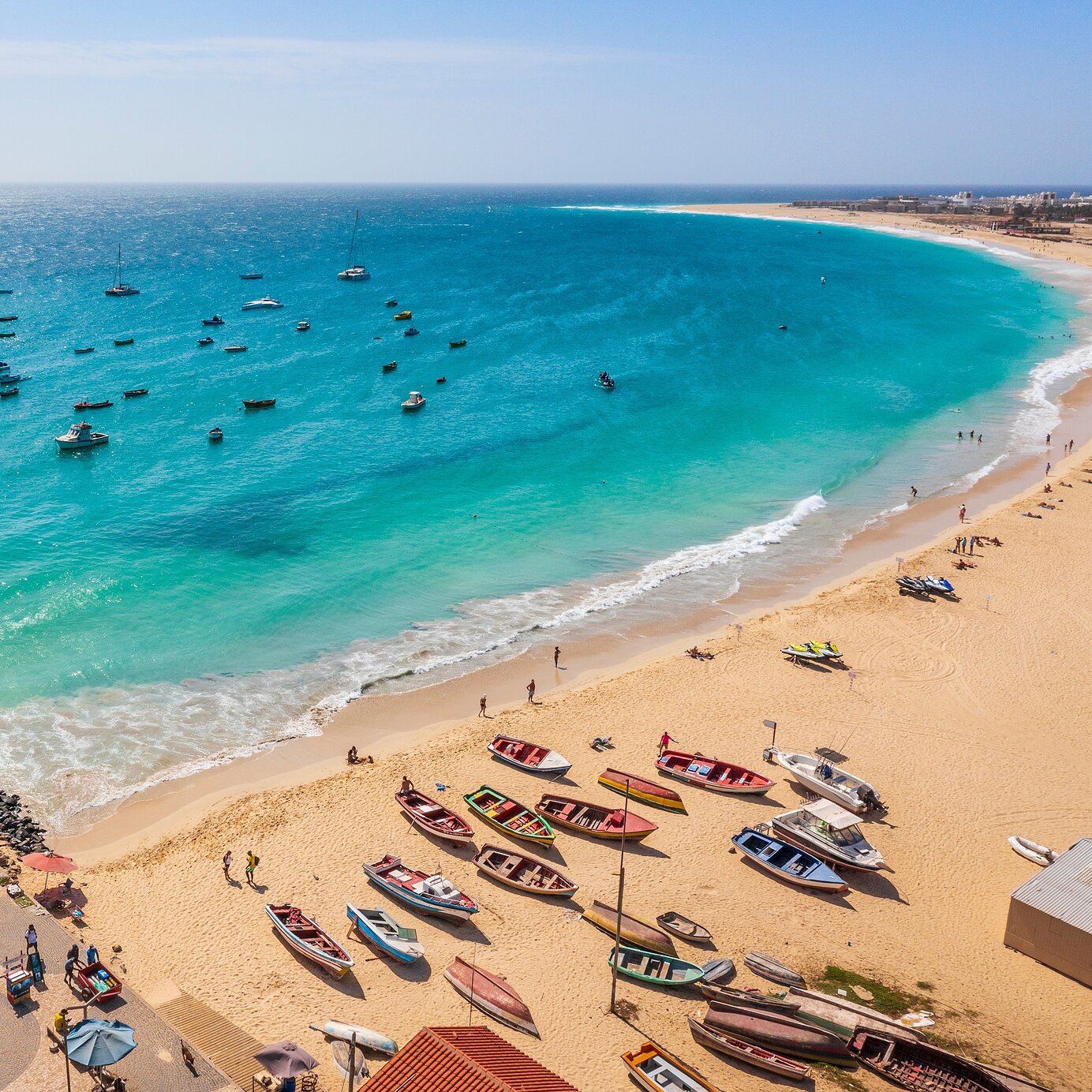 Hospédese en un hotel Pestana y relájese en la playa de Santa María en Cabo Verde, con sus aguas cristalinas y arena dorada.
