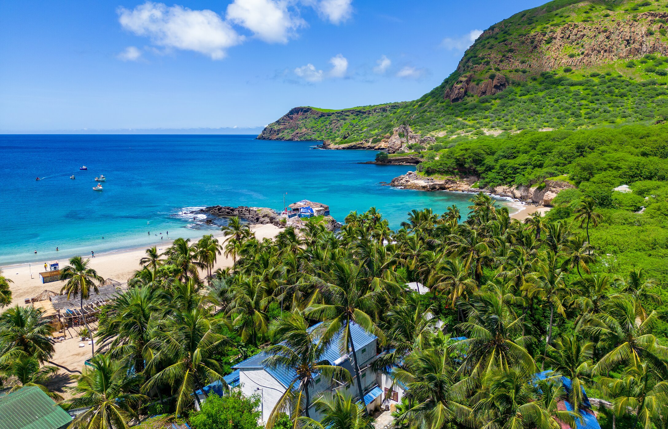 La Playa de Tarrafal, con sus palmeras y aguas cristalinas, es un destino imprescindible en Cabo Verde.