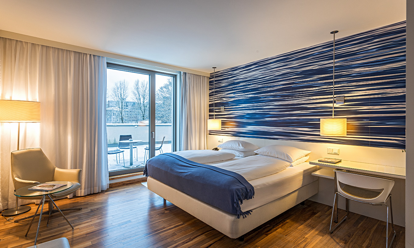 El Cuarto Deluxe con Balcón del Pestana Berlin Tiergarten tiene cama doble, escritorio y un sillón