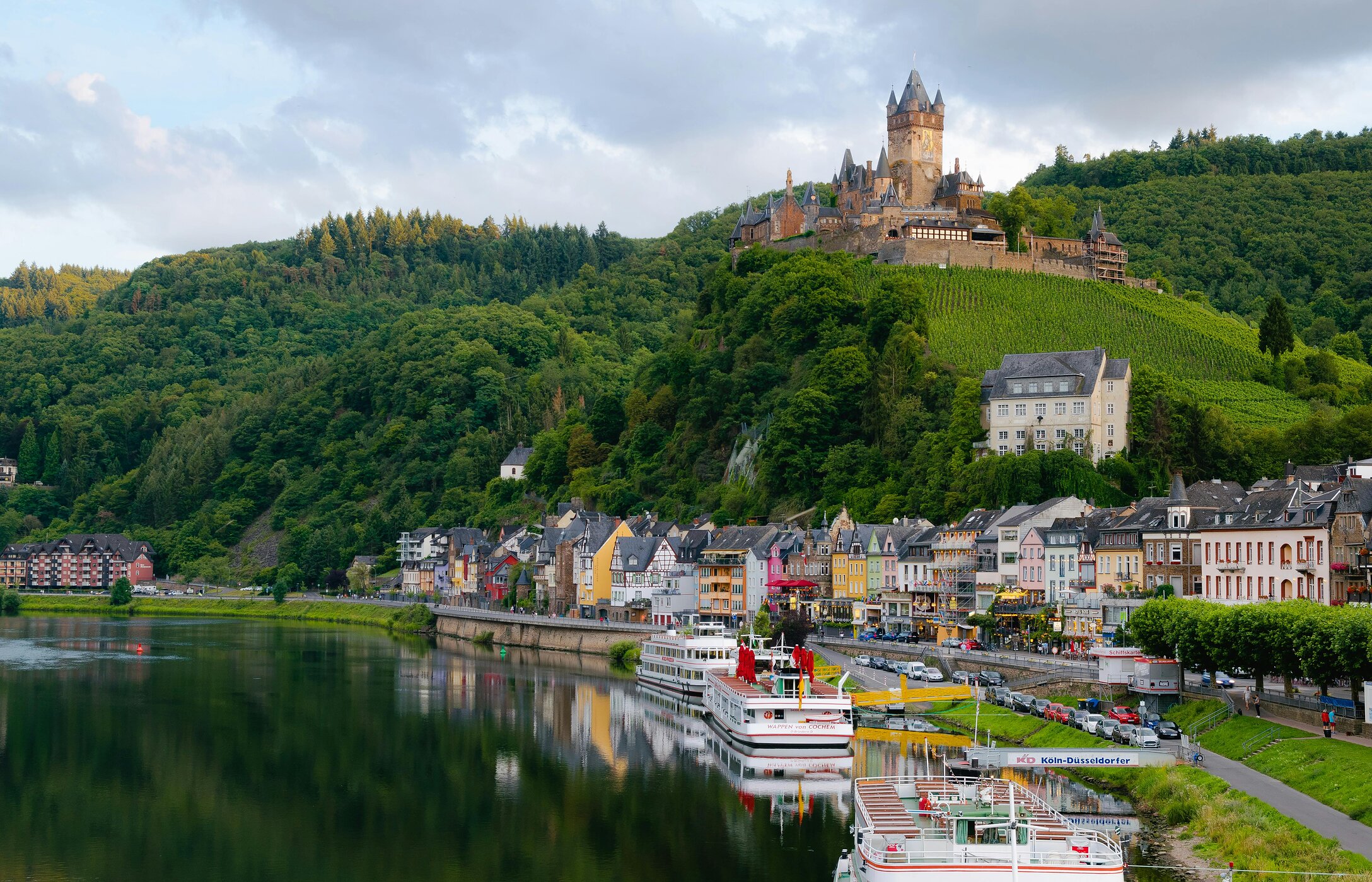  La encantadora ciudad de Cochem, Alemania, con su castillo en la colina y casas coloridas junto al río.