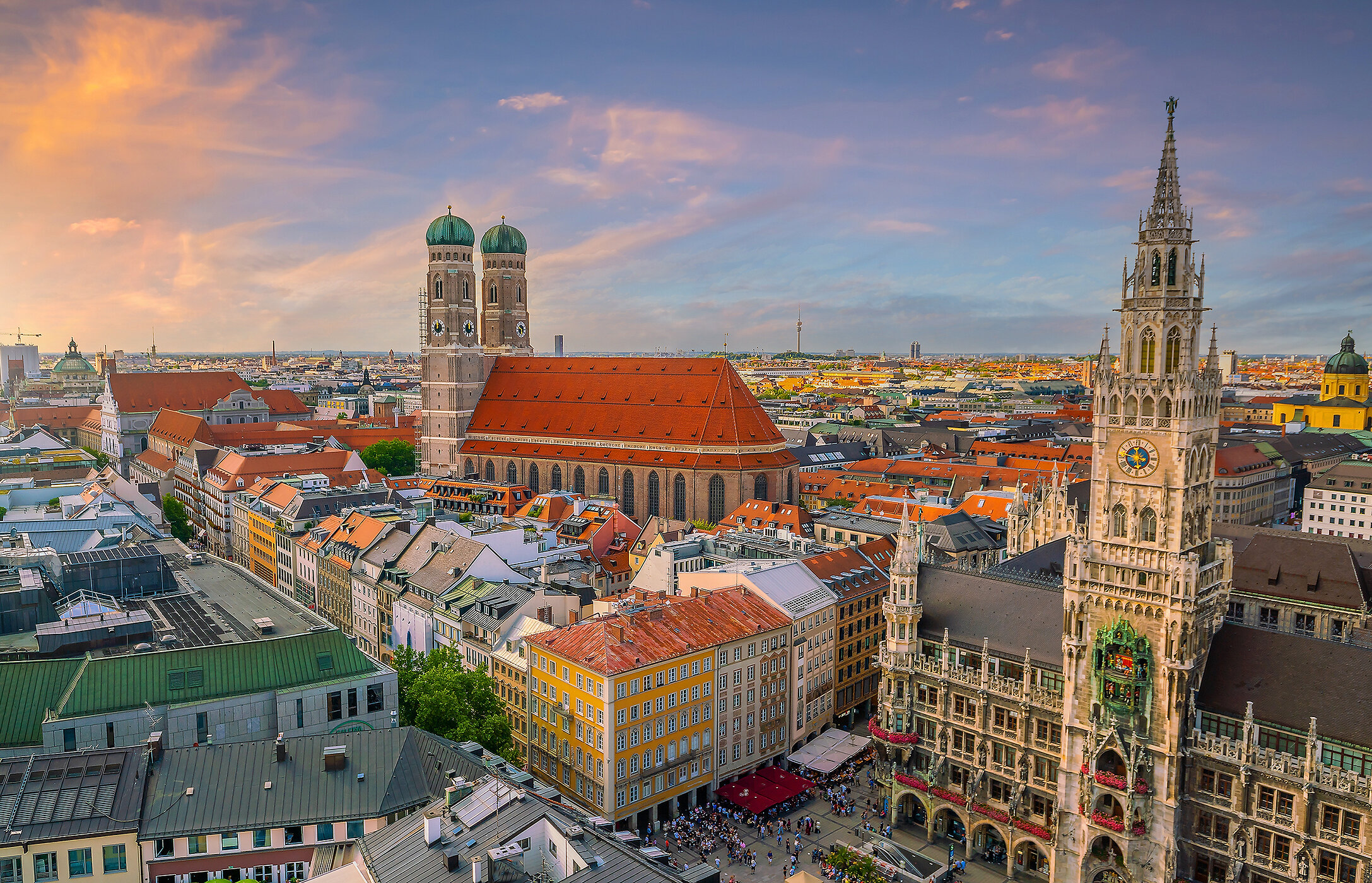 Vista aérea de Marienplatz, Múnich, con arquitectura gótica y personas.