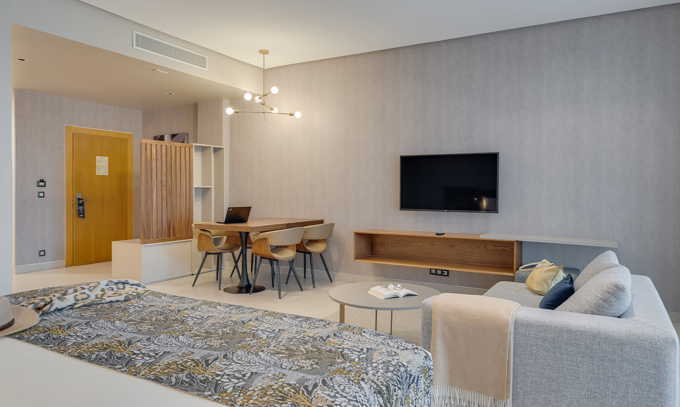 La Suite Junior del Pestana Casablanca tiene un cuarto open space con cama, sofá, tv y kitchenette