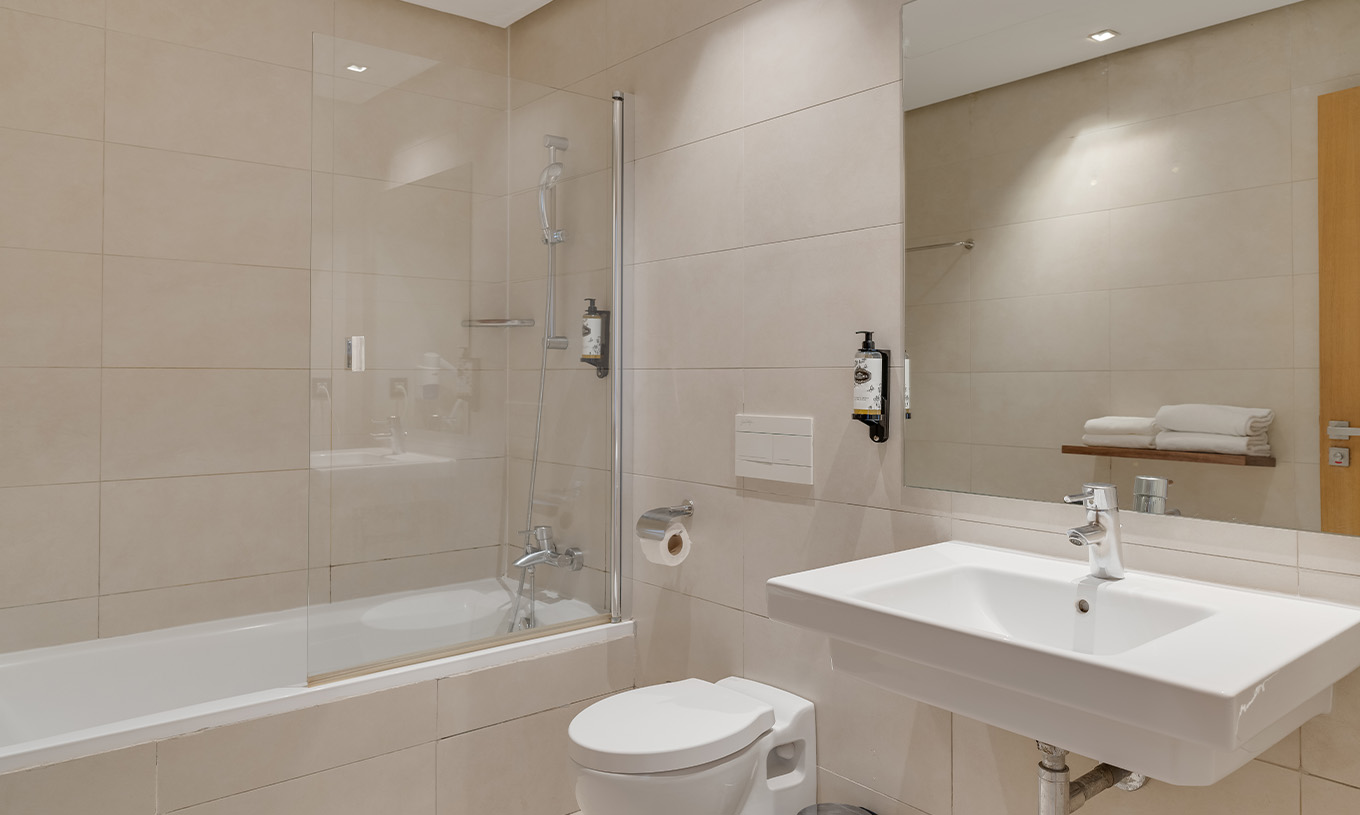 La Suite del Pestana Casablanca tiene un baño en tonos neutros con bañera, inodoro y lavabo