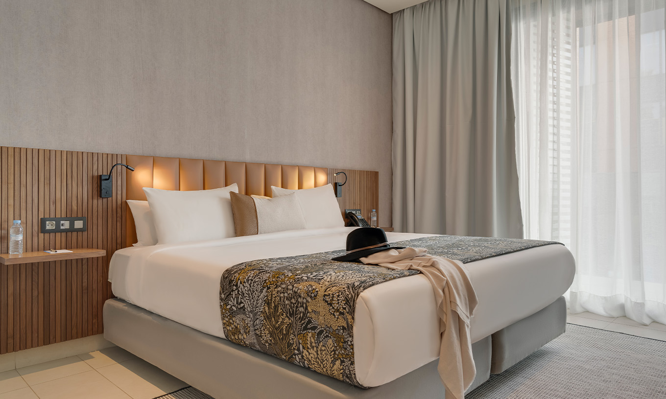 La Suite del Pestana Casablanca tiene un cuarto con cama de matrimonio con decoración sobria y moderna
